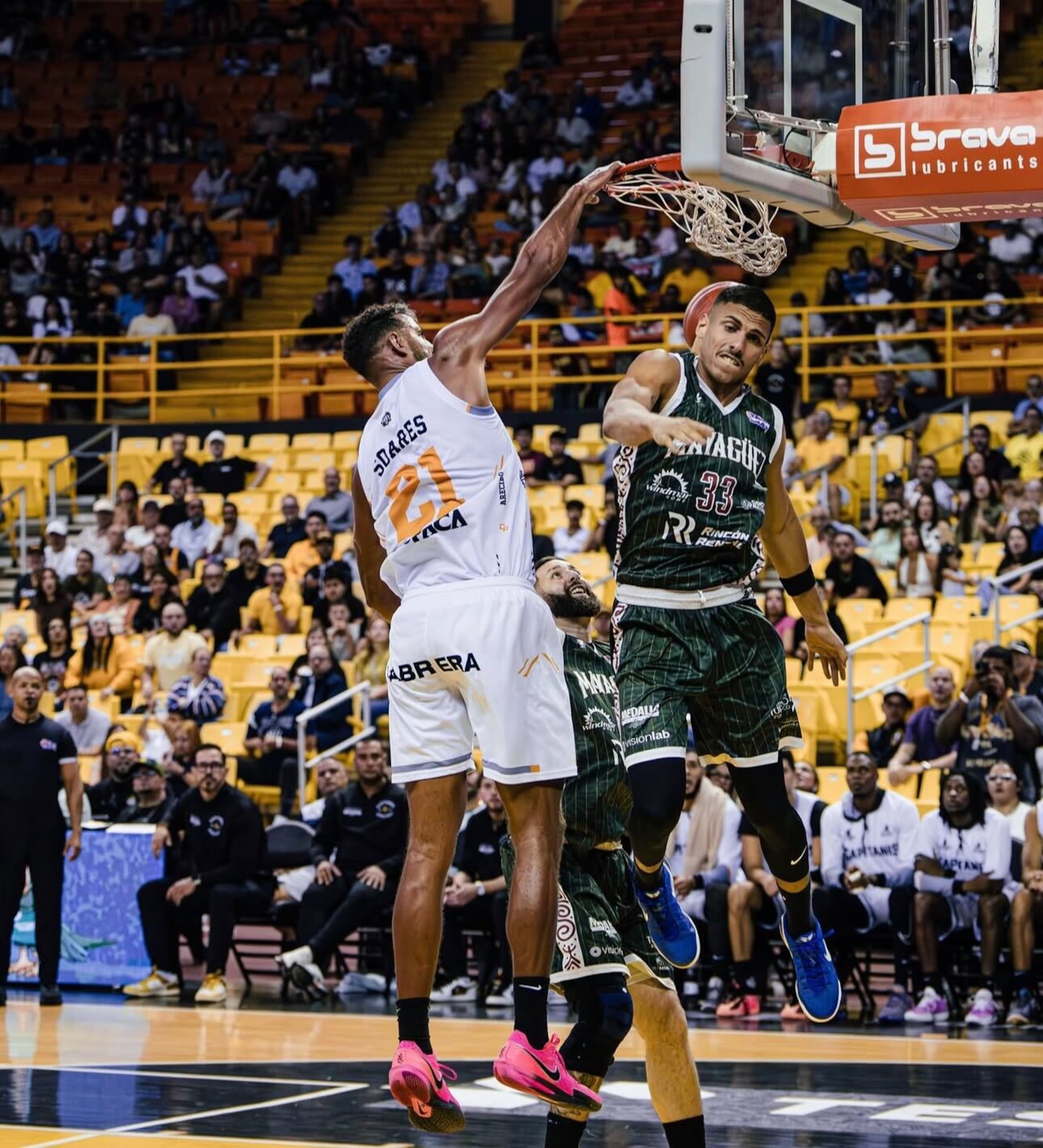 Timothy Soares donquea frente a Luis Cuascut en un juego entre los Capitanes de Arecibo y los Indios de Mayagüez.