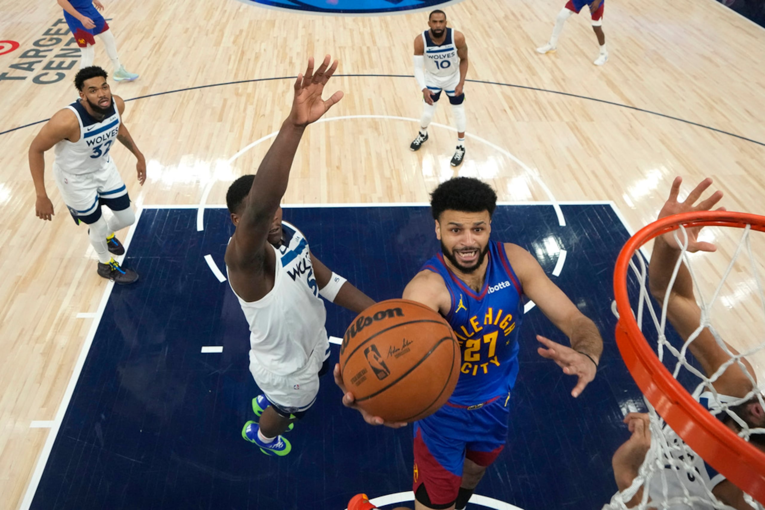 Jamal Murray, de los Nuggets de Denver, anotó 24 puntos durante el tercer partido.