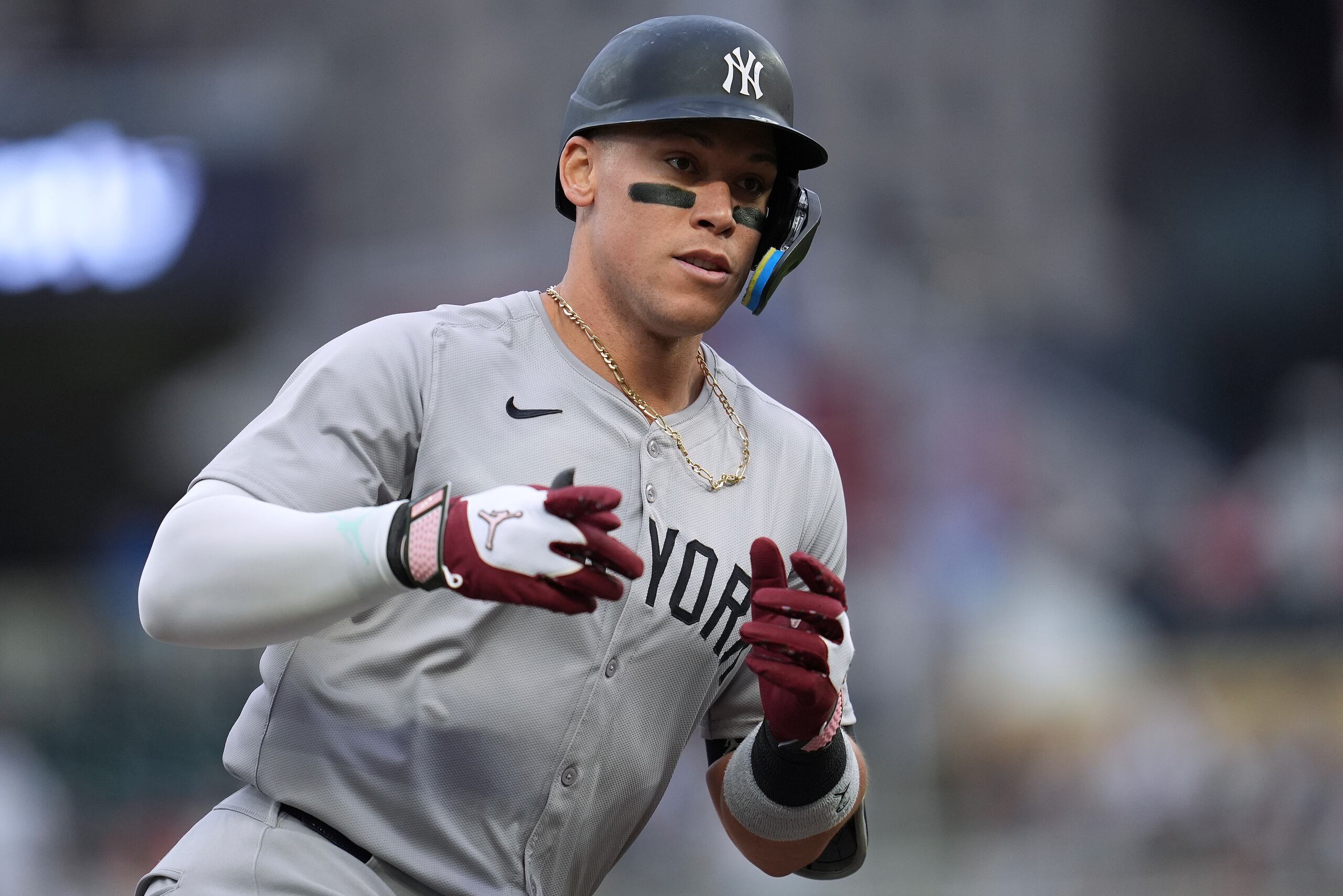 Aaron Judge, de los Yankees de Nueva York, recorre las bases luego de batear un jonrón ante los Mellizos de Minnesota, el miércoles 15 de mayo de 2024 (AP Foto/Abbie Parr)