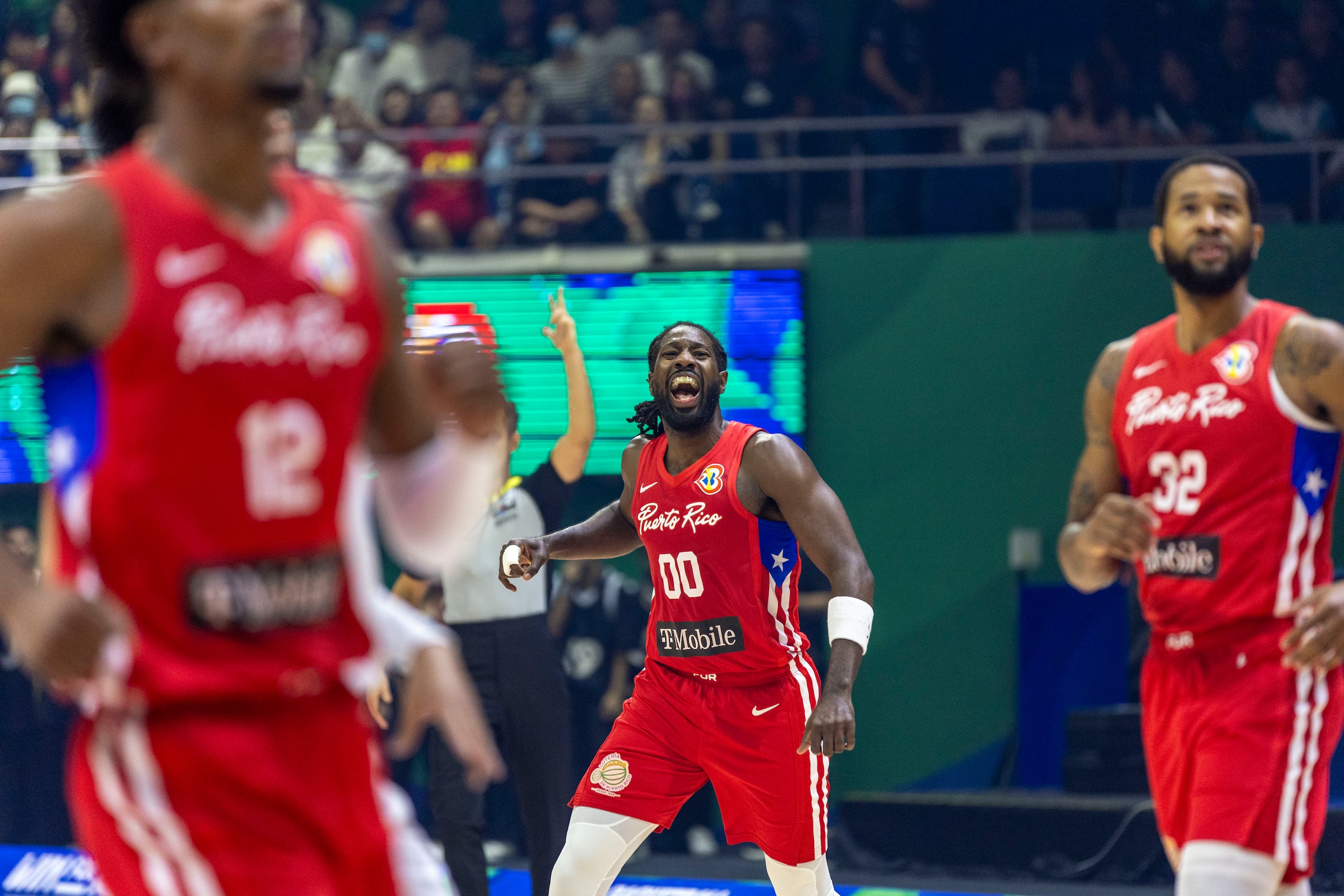 John Holland, al centro, durante un juego de Puerto Rico en el Mundial de la FIBA 2023.