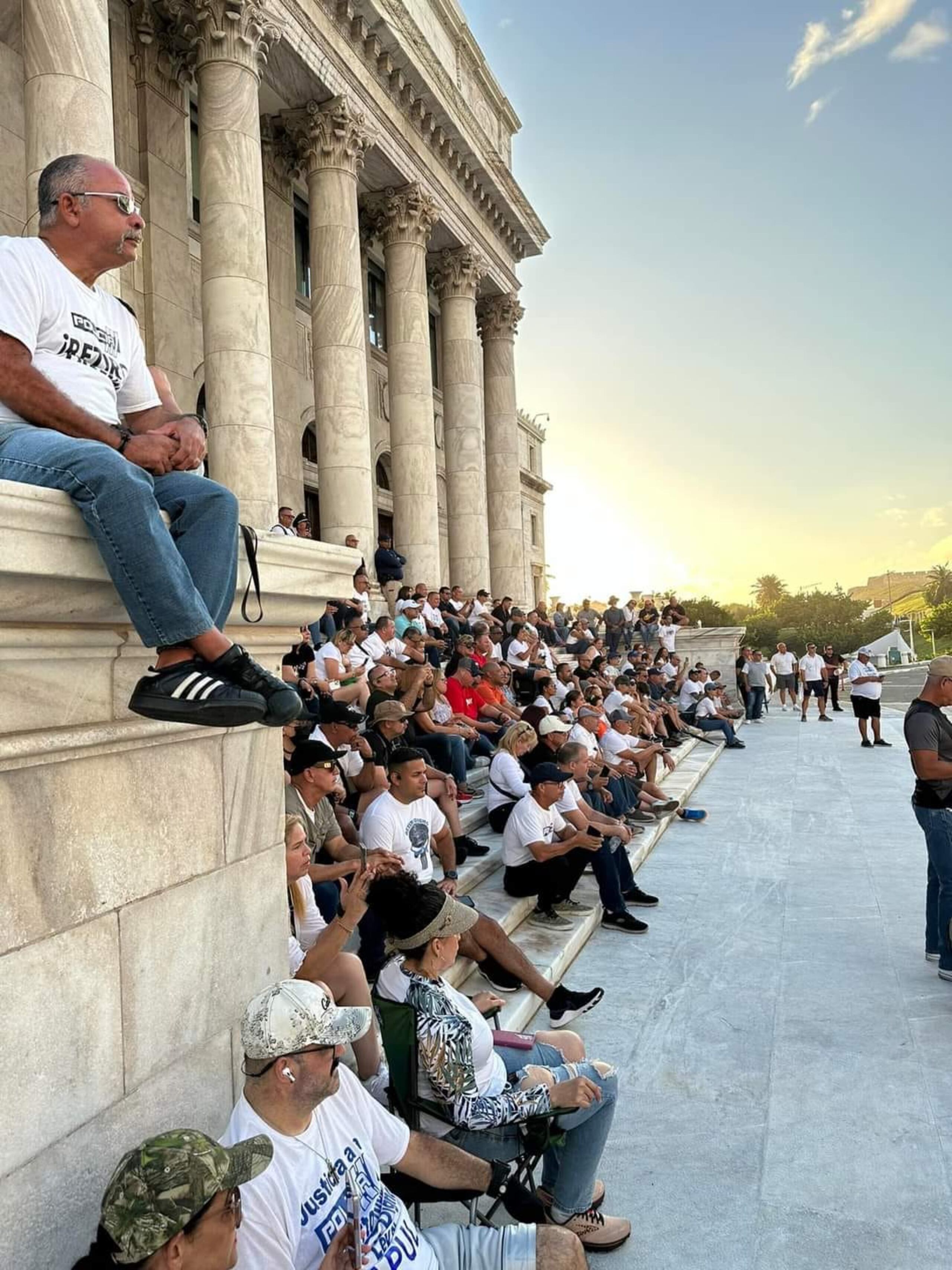 La Asociación de Policías Unidos Luchando (APUL) convocó a una manifestación este lunes frente a las escalinatas del Capitolio. (Archivo)