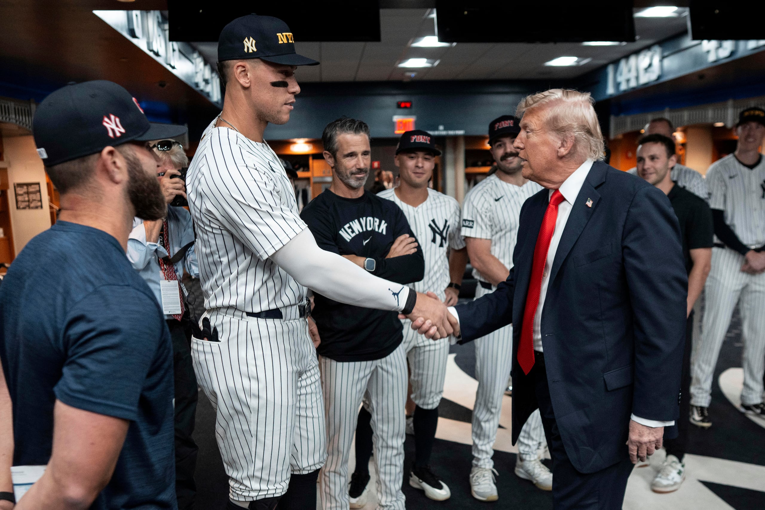 El presidente Donald Trump estecha la mano de Aaron Judge antes del juego entre los Yankees de Nueva York y los Tigers de Detroit.