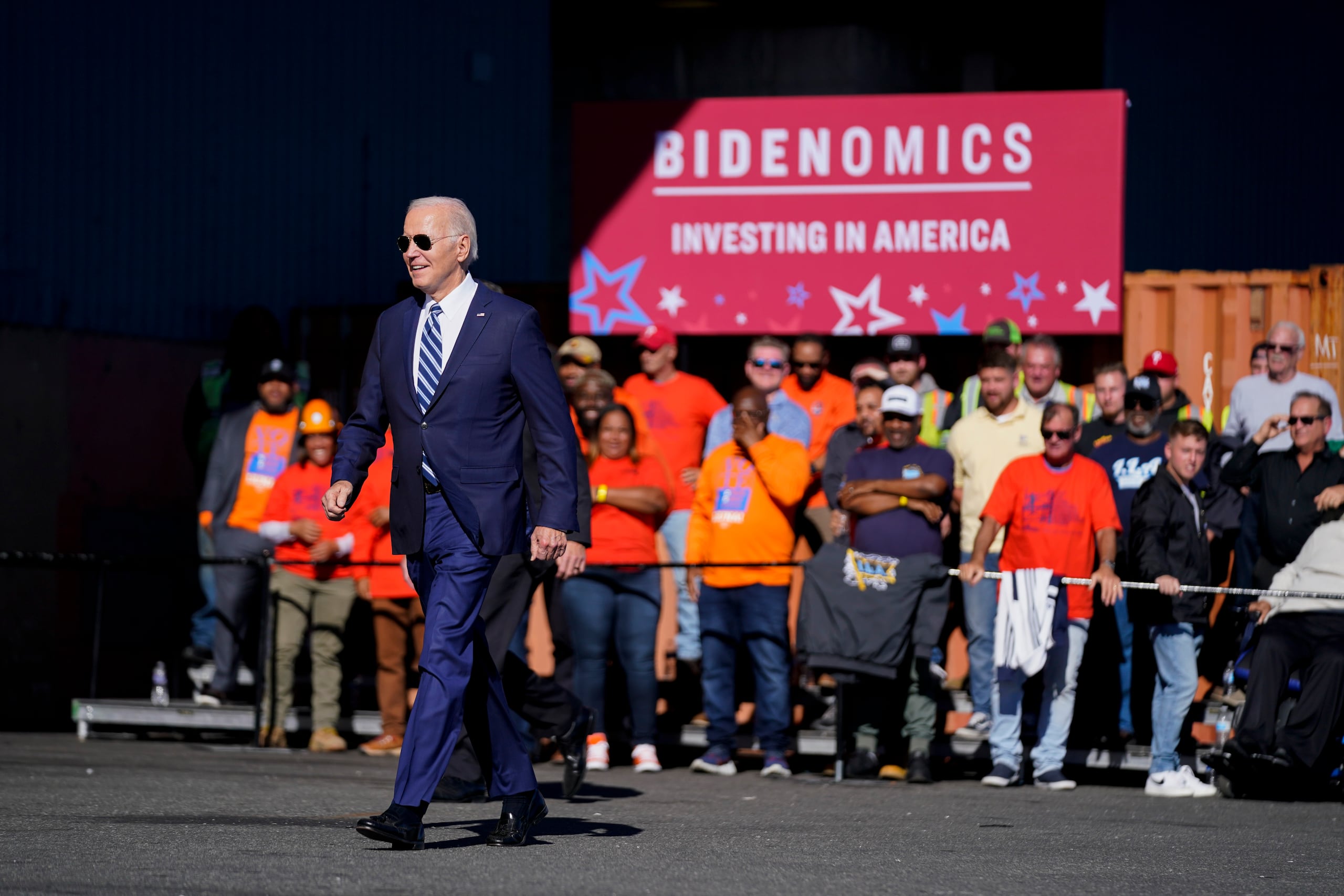 El presidente Joe Biden en la Tioga Marine Terminal en Filadelfia, el 13 de octubre de 2023.  (Foto AP/Evan Vucci)