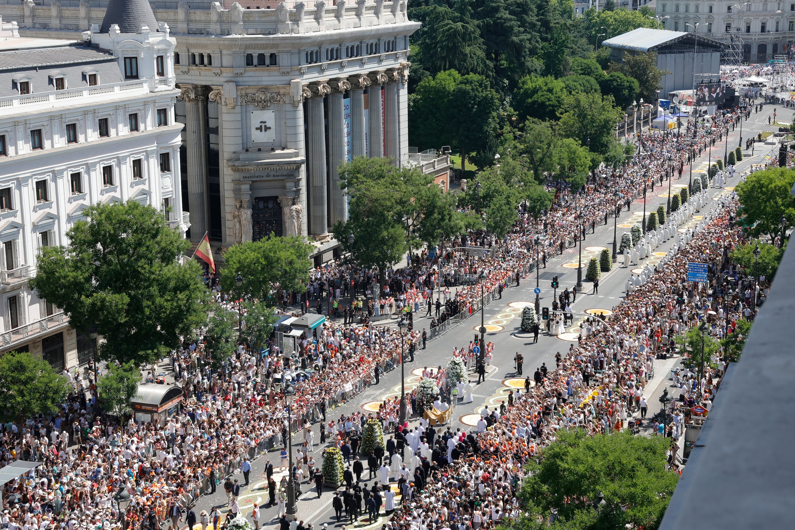 Los fieles observan la procesión del Corpus Christi tras la misa oficiada por papa León XIV este domingo en la Plaza de Cibeles de Madrid. EFE/ Zipi
