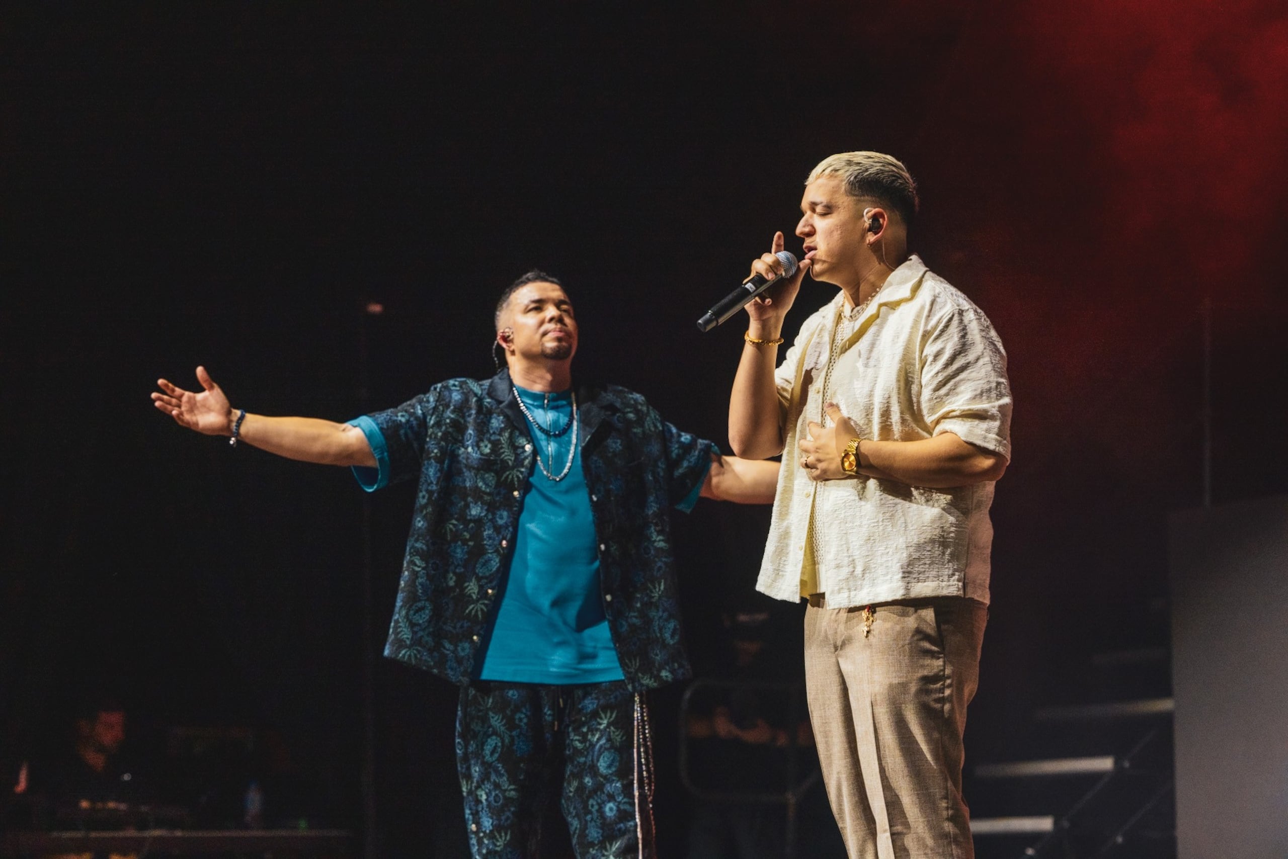 El escenario fue transformado en una narrativa visual que acompañó cada interpretación.