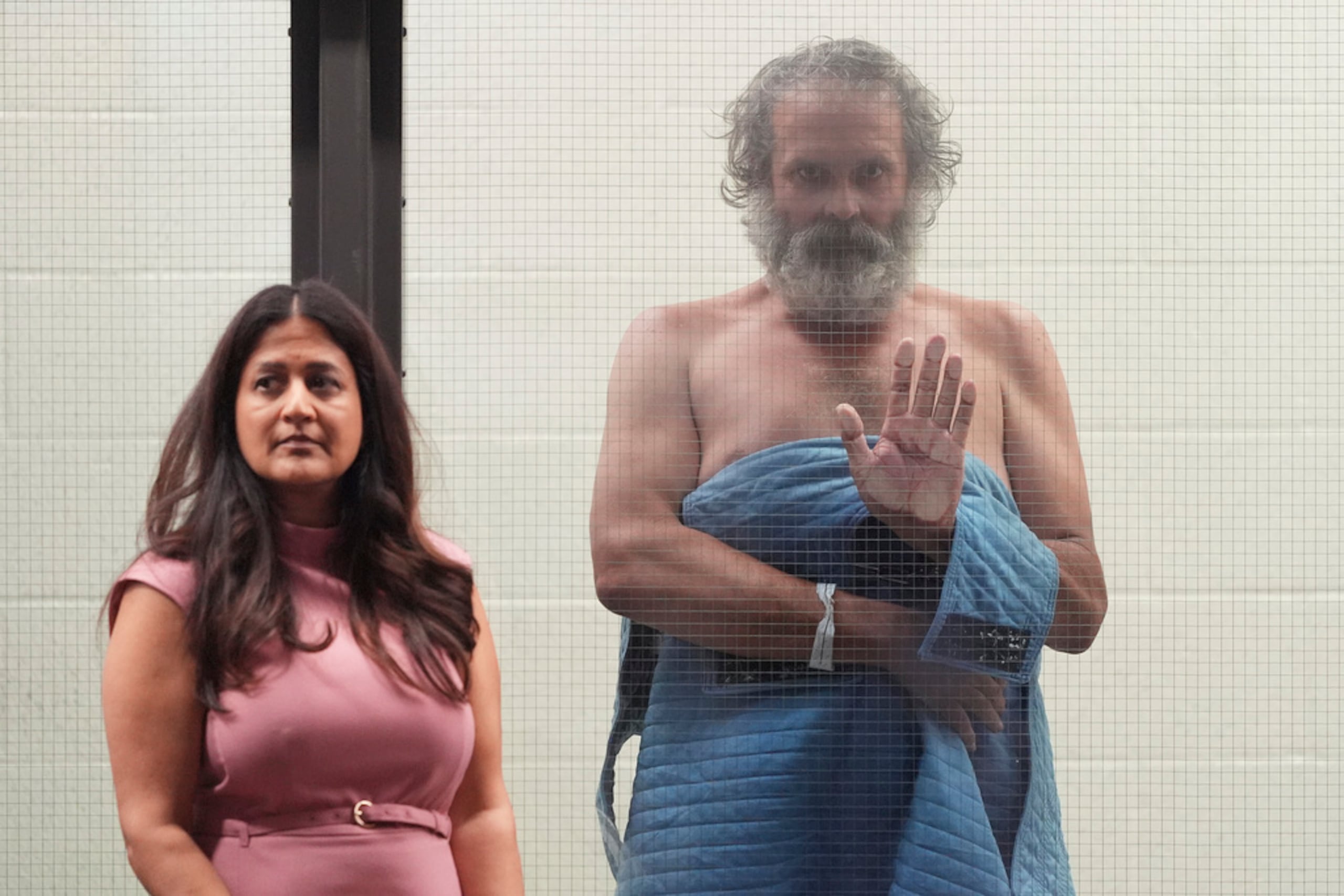 Jimmy Wayne Carwyle, a la derecha, gesticula junto a la abogada Toral Malik durante una lectura de cargos en Los Ángeles, el 8 de mayo de 2025.