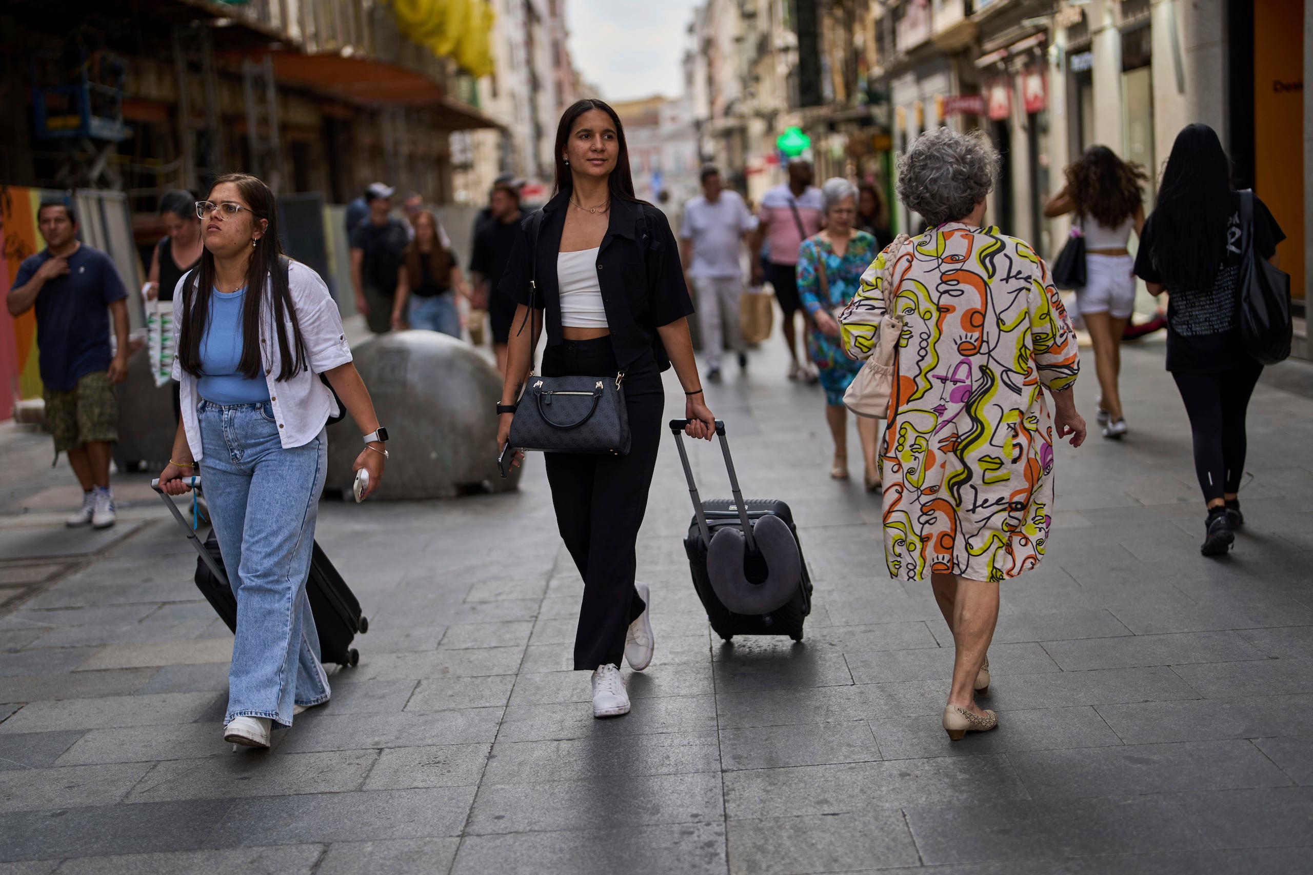 El gobierno ha manifestado que los alquileres a corto plazo de la plataforma agravan la crisis de vivienda en España, mientras el país recibe cifras récord de turistas.