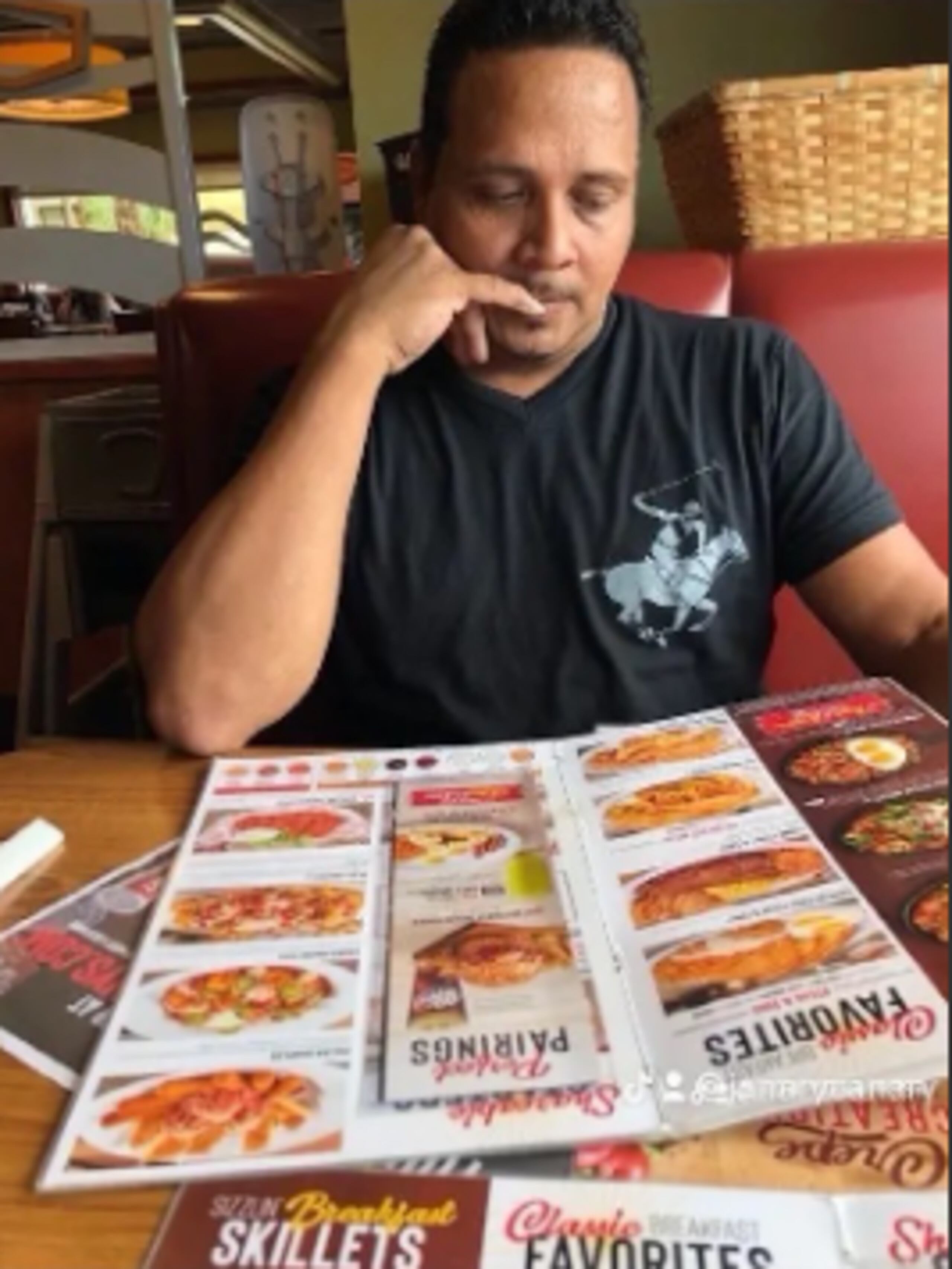 Davie Albarrán tiene 51 años, mide seis pies, una pulgada, pesa 208 libras, aproximadamente, tiene ojos color marrón y cabello negro.