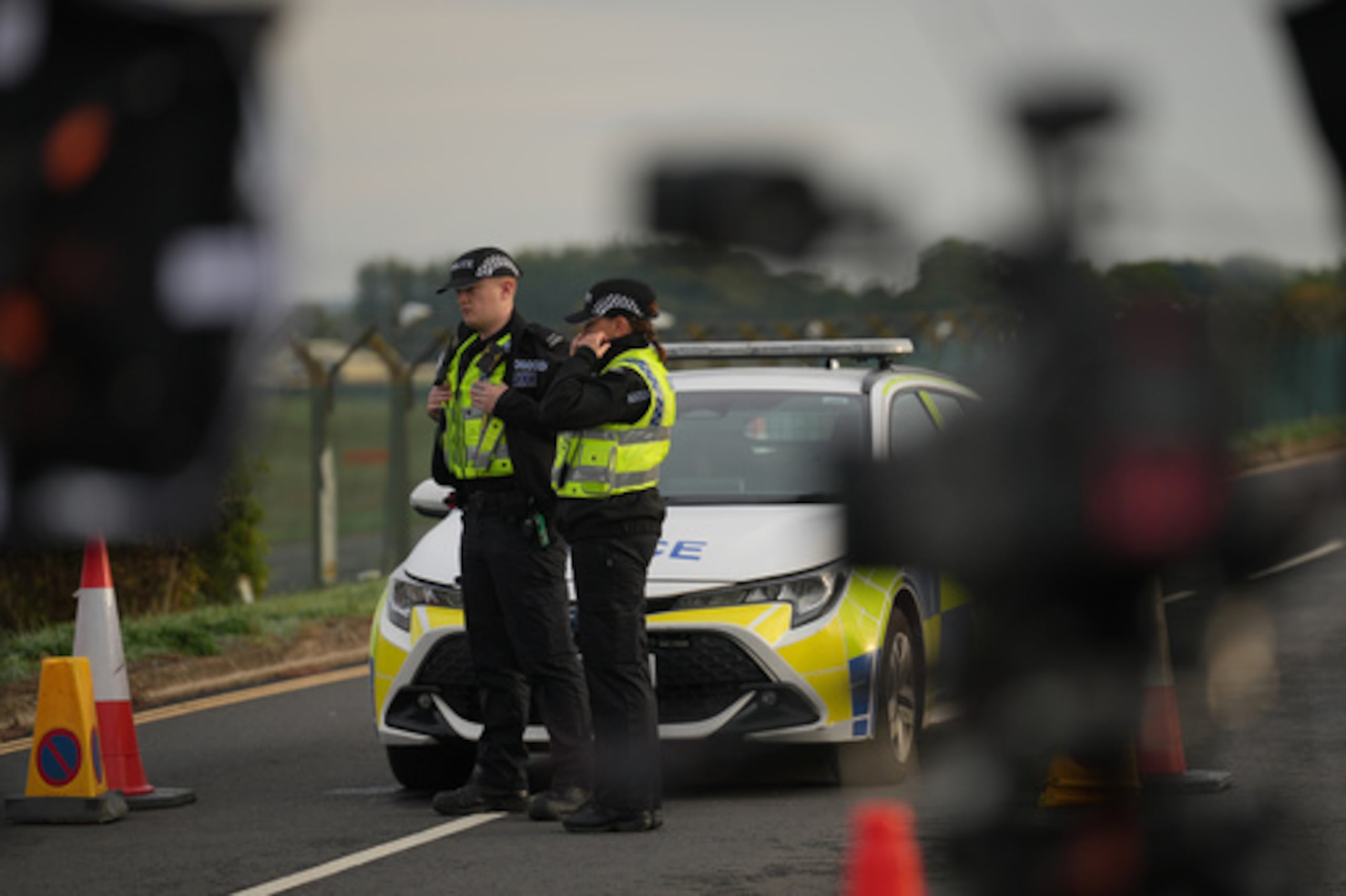 La policía protege una carretera que conduce a la base de la RAF en Fairford, tras un incidente ocurrido en Fairford, Inglaterra, el lunes 28 de septiembre de 2026. (Foto AP/Alastair Grant)