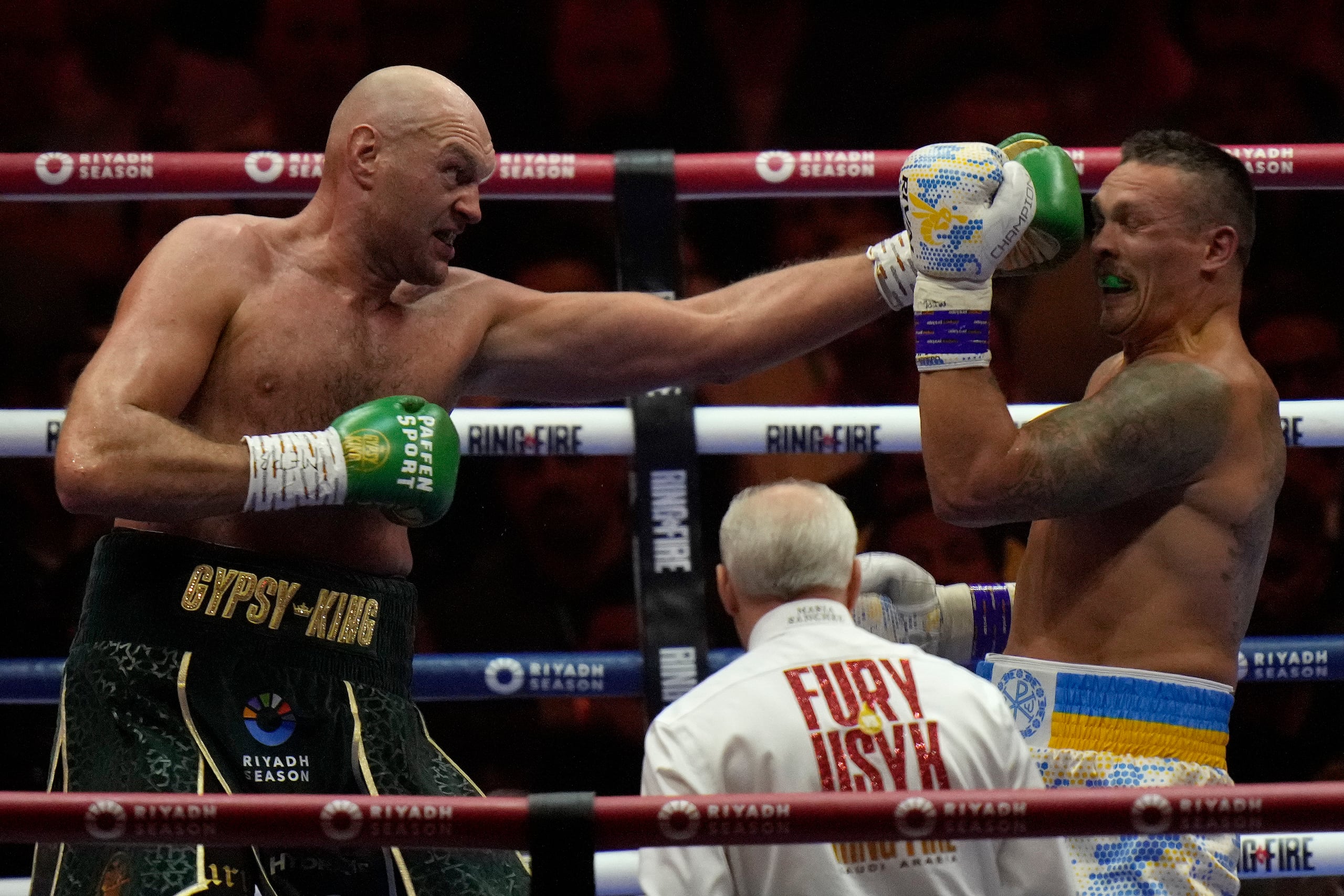 El británico Tyson Fury asesta un golpe sobre el ucraniano Oleksandr Usyk, en su combate por el título de los pesados, el 19 de mayo de 2024.