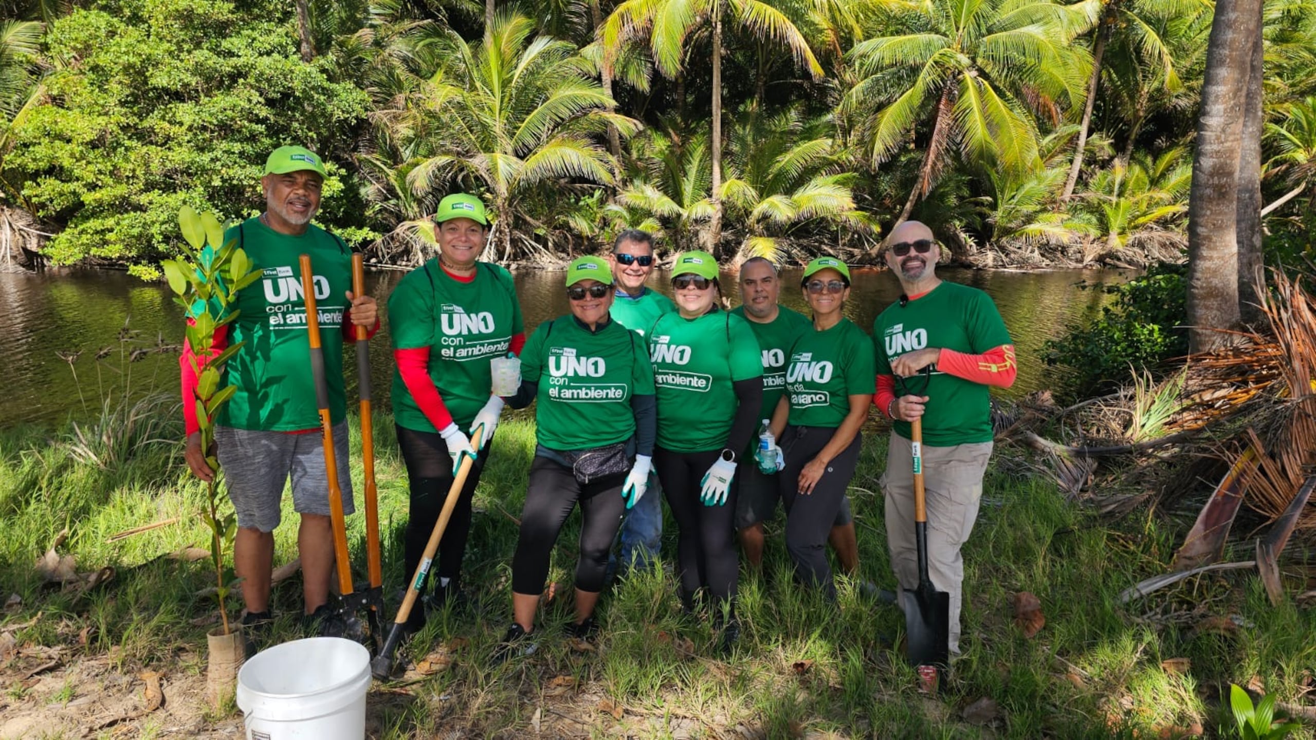 El 11 de abril, FirstBank realizó un evento de siembra de árboles en el Boulevard del Puerto en Yabucoa, y el 25 de abril llevará a cabo una nueva jornada en el Balneario de Patillas.