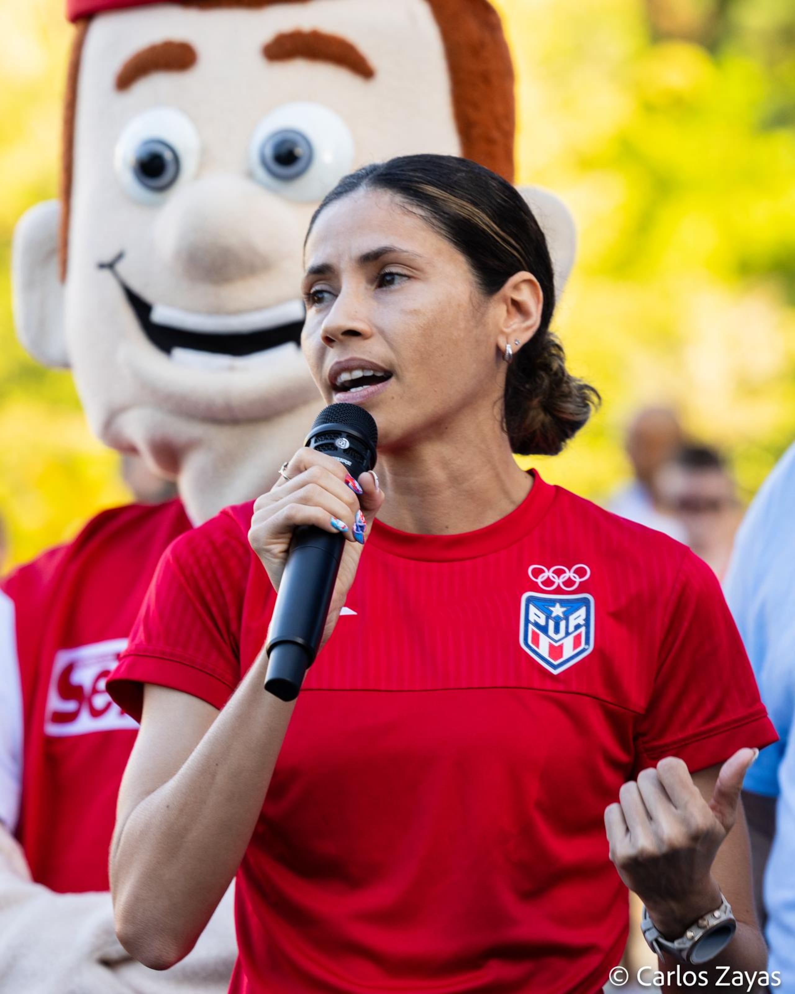 Beverly Ramos se dirige a los presentes en la actividad.