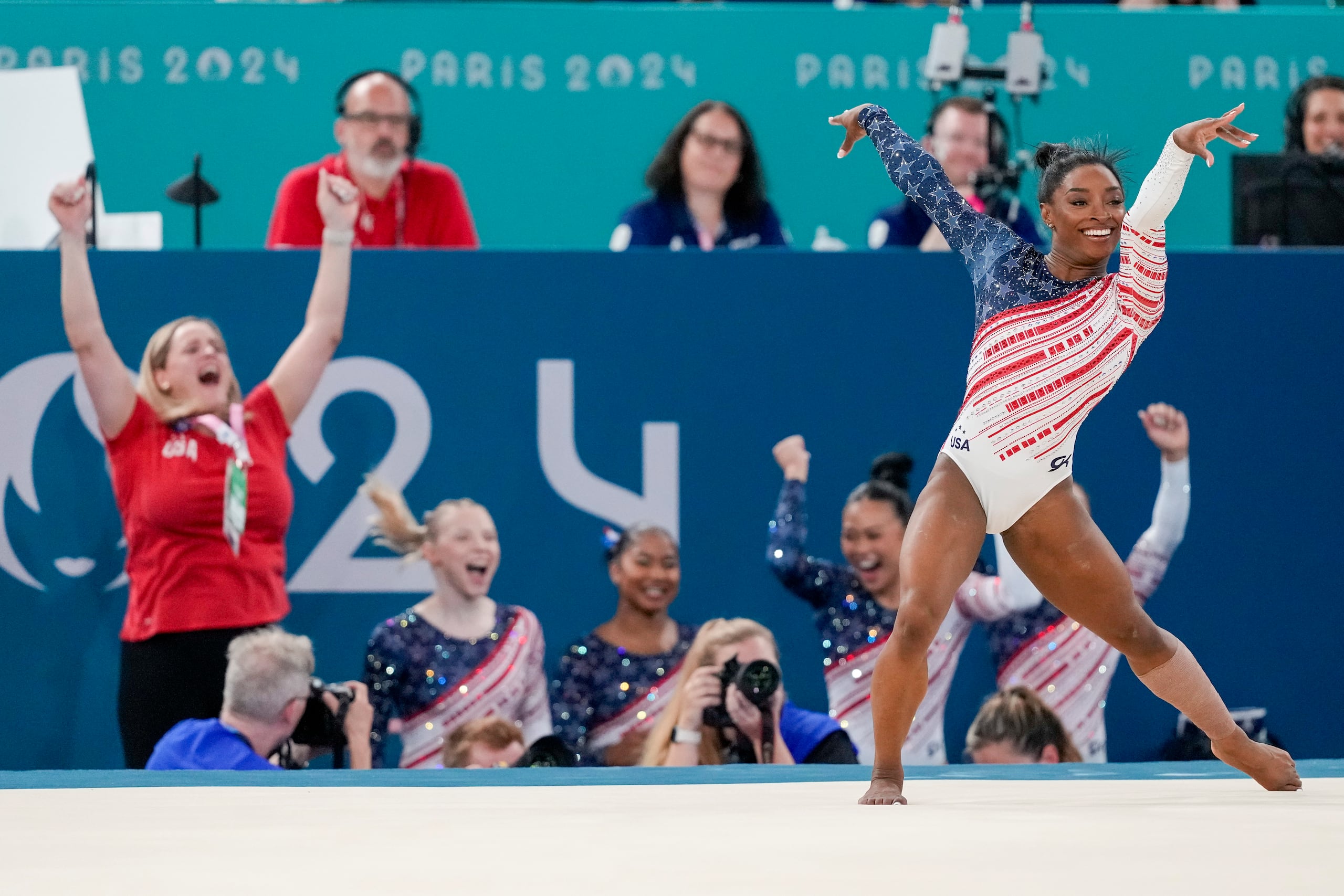 La estadounidense Simone Biles concluye su rutina de piso en los Juegos Olímpicos de París y el equipo de Estados Unidos posteriormente celebró haber ganado la competencia por equipos.