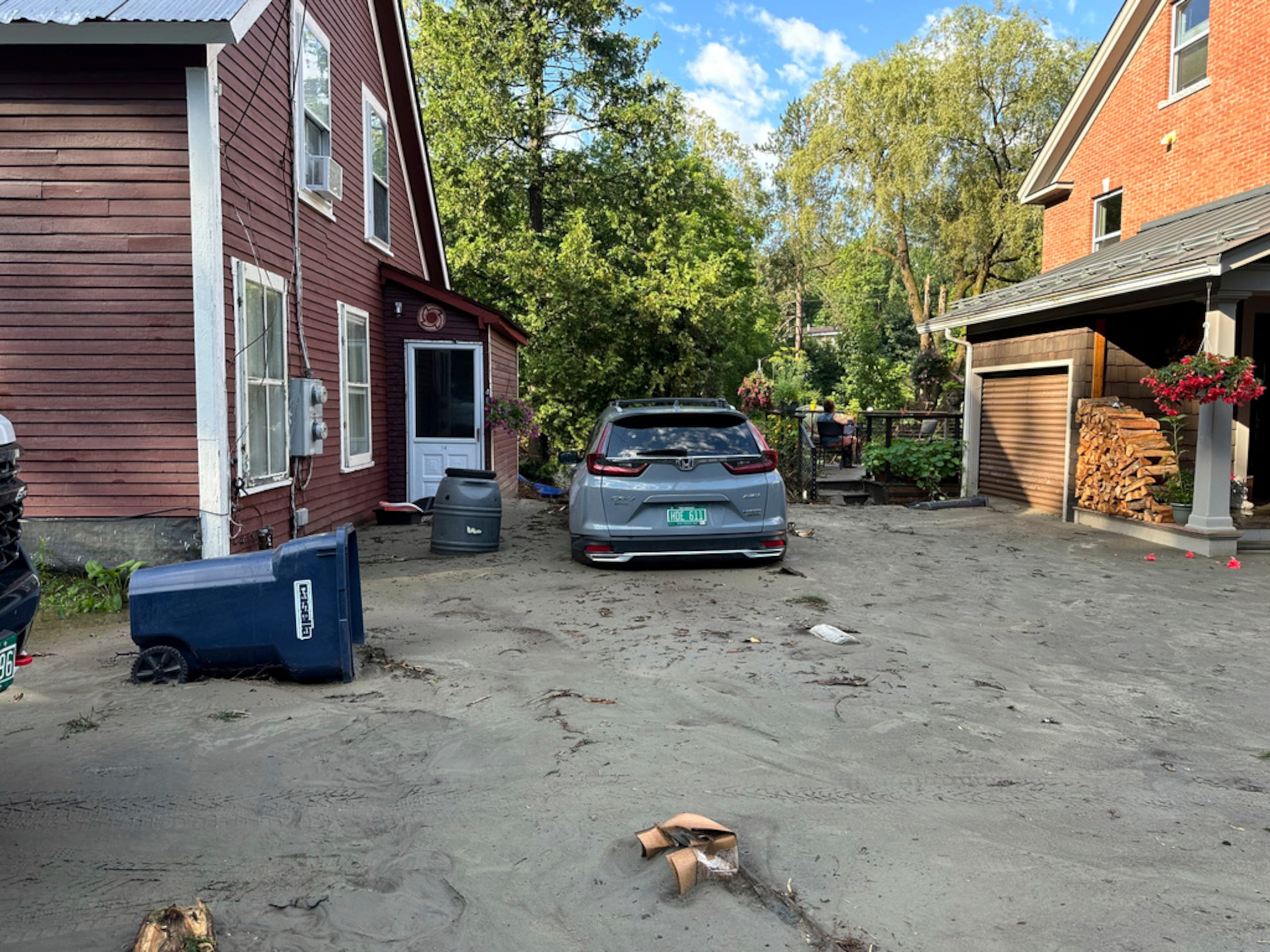 Una camioneta yace entre la arena arrastrada por una inundación el 11 de julio de 2024, en Plainfield, Vermont.