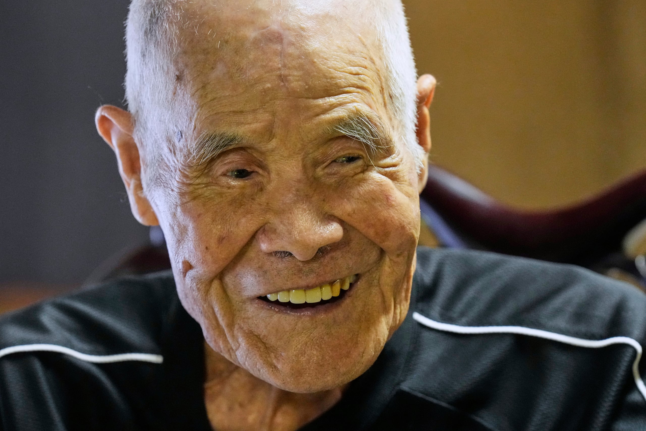 Kokichi Akuzawa era buen estudiante y trabajó como ingeniero de diseño de motores y, más tarde, como inseminador artificial de ganado, una profesión que mantuvo hasta los 85 años, según su familia.
