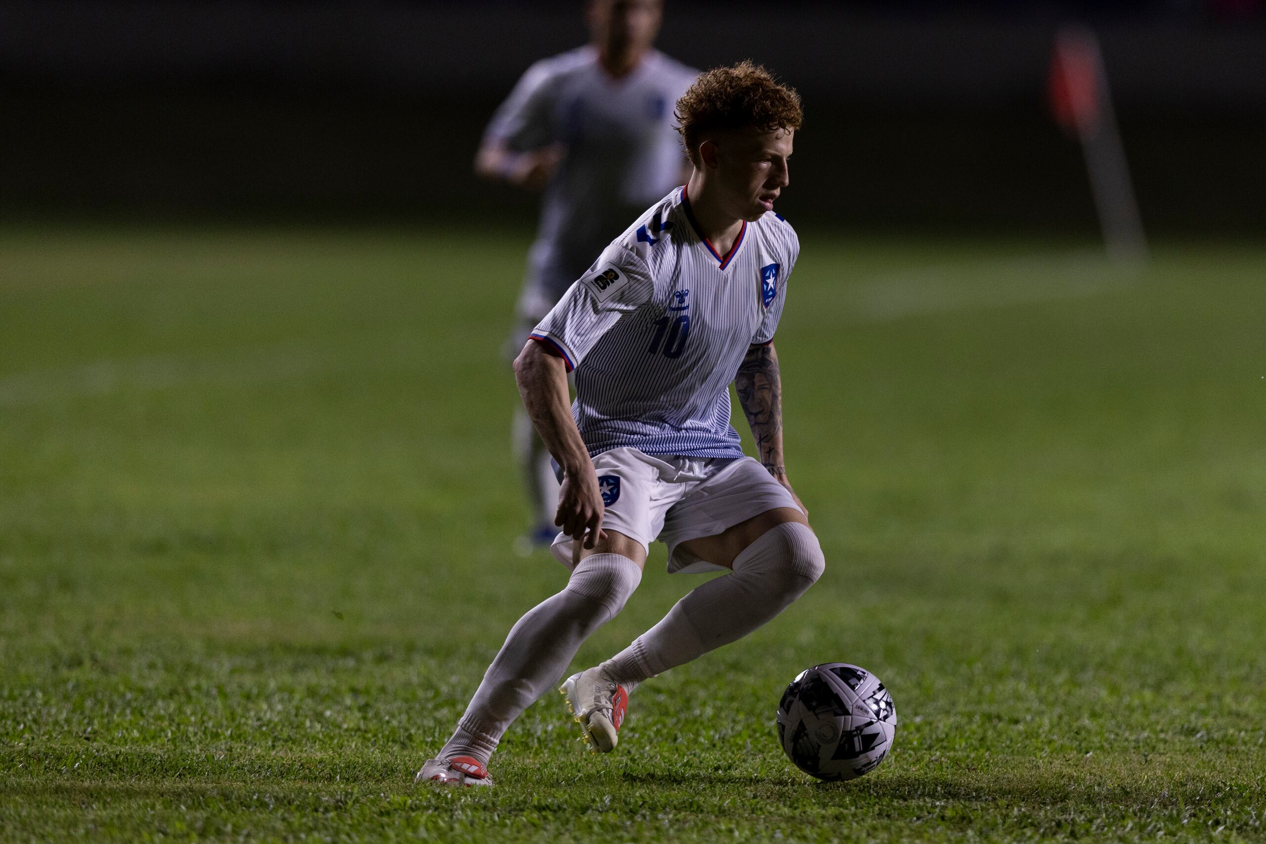 Jeremy de León controla el balón durante el partido contra Anguila en el Estadio Juan Ramón Loubriel, de Bayamón.