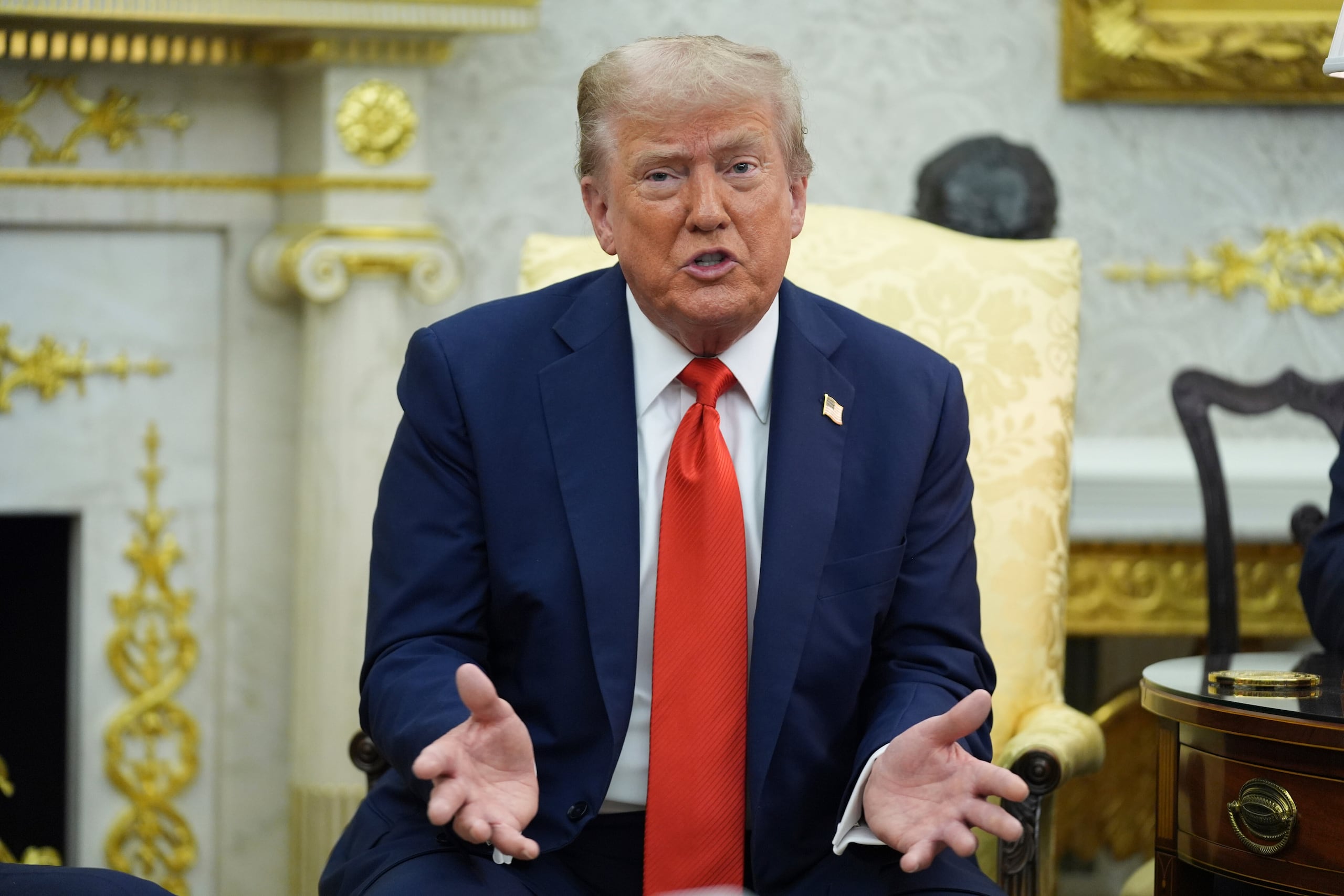El presidente Donald Trump habla durante una reunión con el presidente polaco Karol Nawrocki en la Oficina Oval de la Casa Blanca, el miércoles 3 de septiembre de 2025, en Washington.