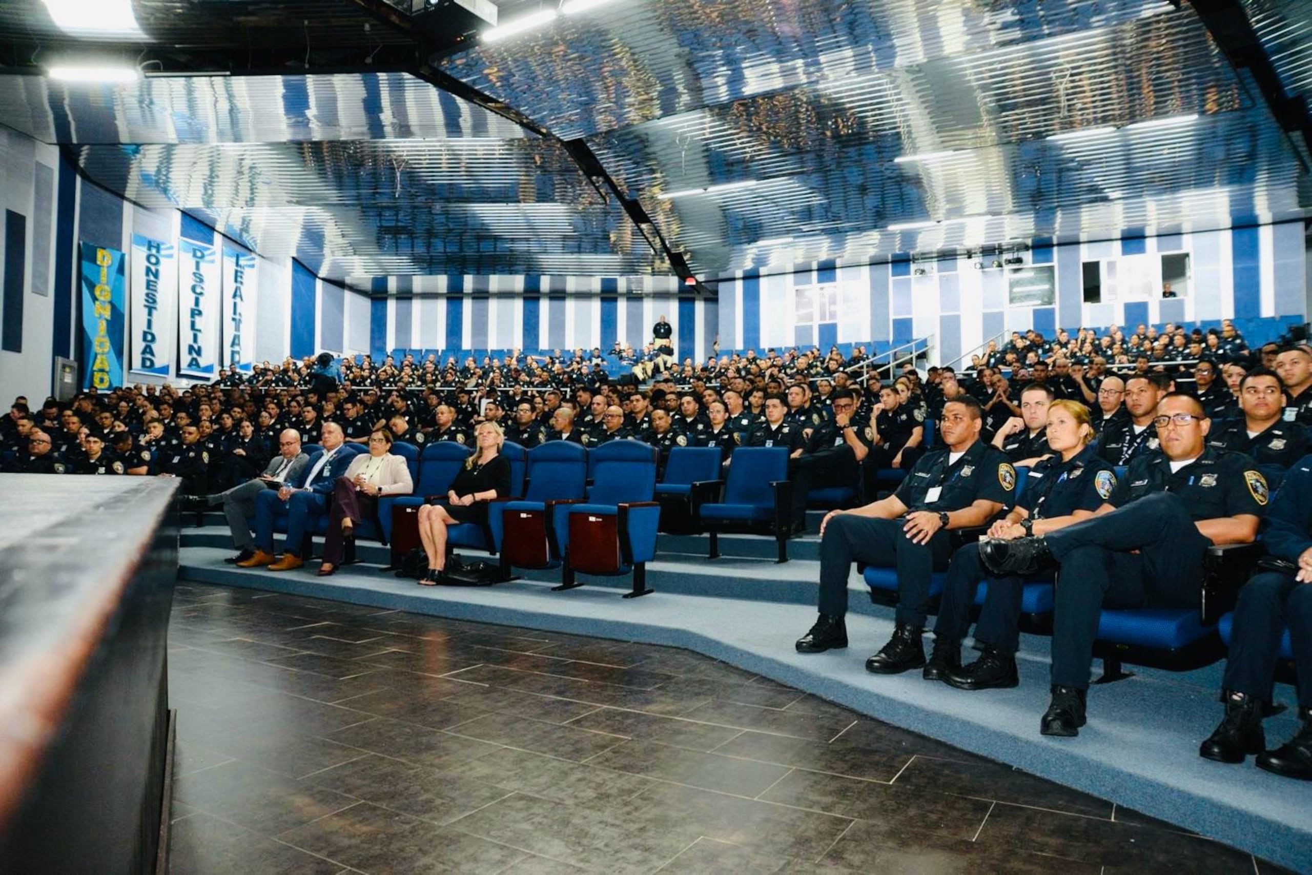 Cadetes de la Policía durante un adiestramiento especializado, impartido por el equipo de SER de Puerto Rico, para intervenir adecuadamente con personas con trastorno del espectro autista.