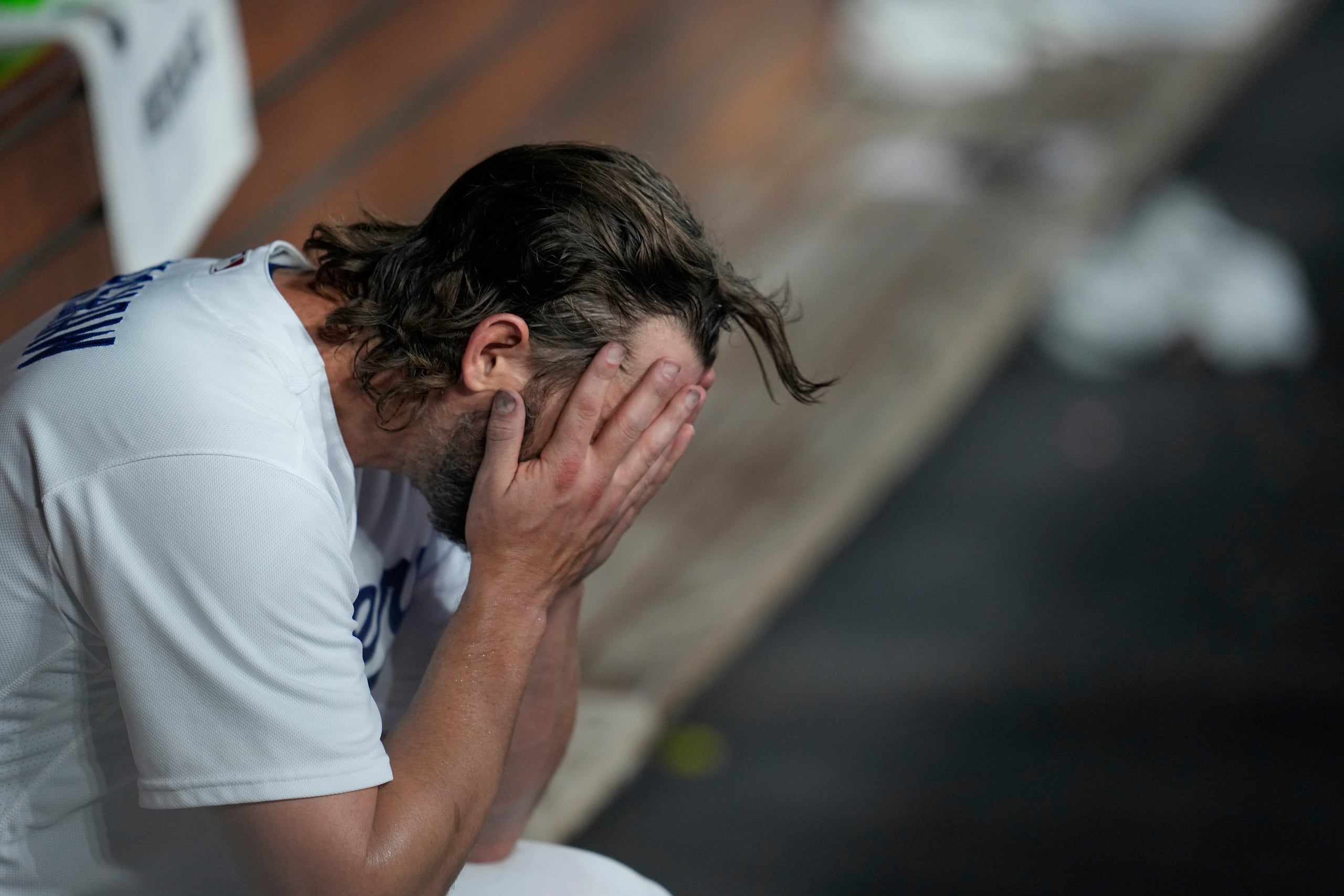 Clayton Kershaw, abridor de los Dodgers de Los Ángeles, se lleva las manos al rostro tras ser retirado del encuentro de playoffs ante los Diamondbacks de Arizona.