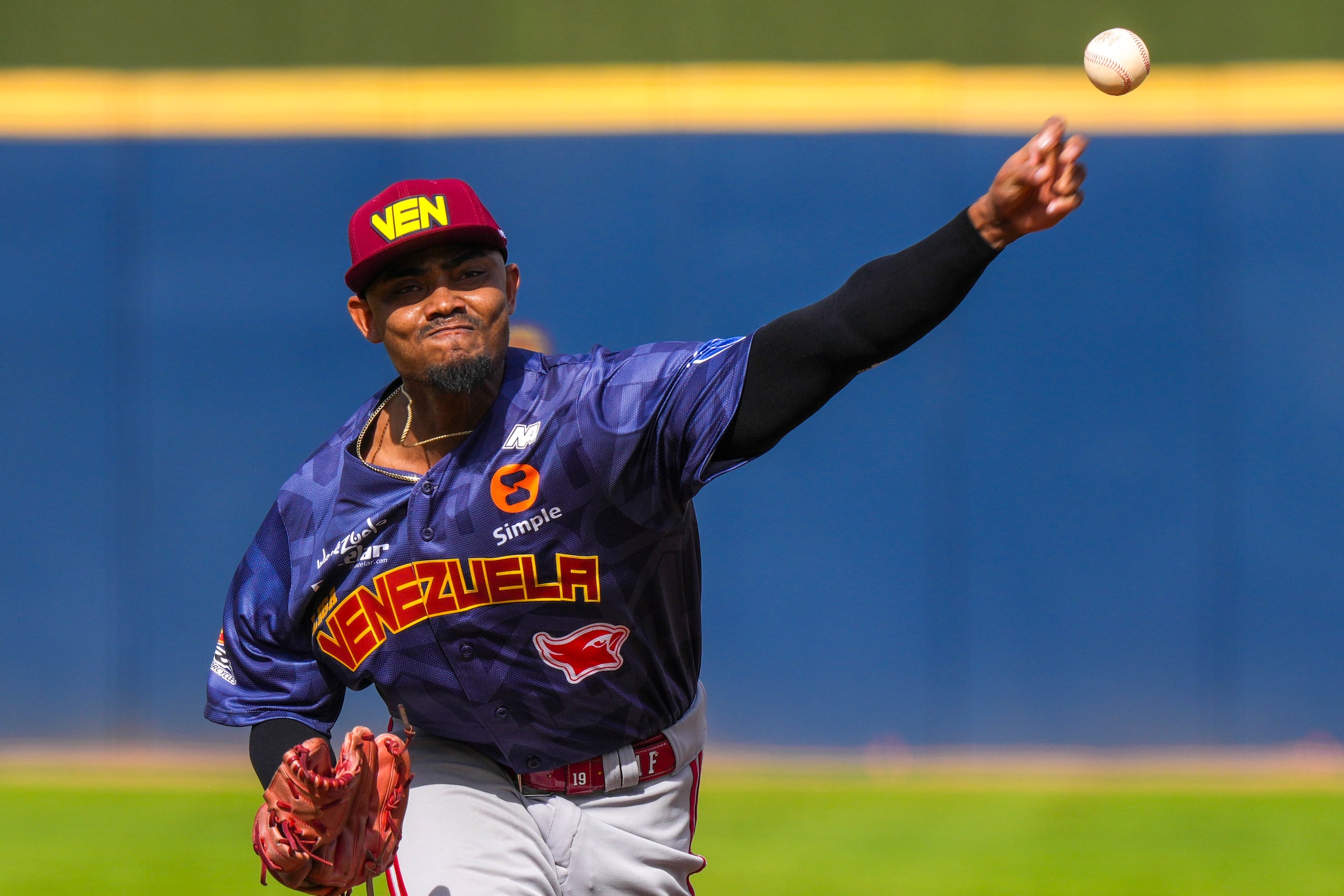 Adrian Almeida realiza un lanzamiento en la primera entrada del partido ante Puerto Rico.