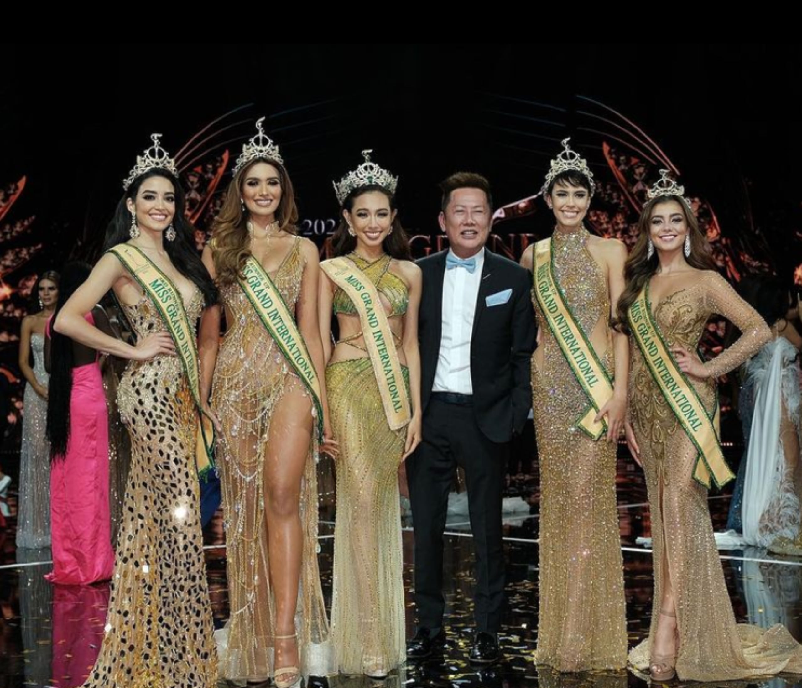 Miss Gradd International 2021 junto a las finalistas y al dueño del concurso.