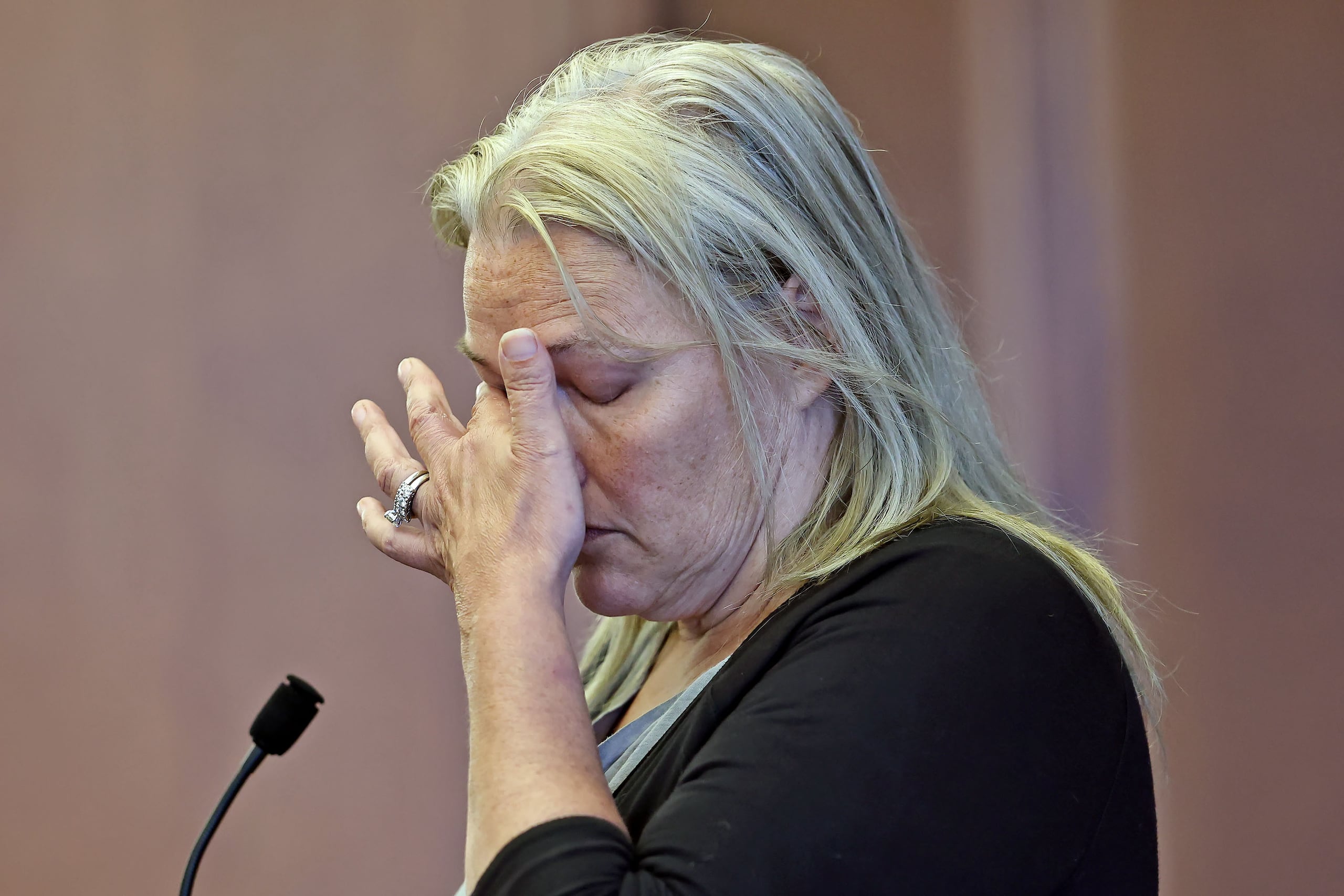 Dawn Light fue acusada por intimidación de jurados o testigos, luego que se hallaran fotos y videos de los miembros de jurados en la carpeta de borrados de su teléfono.