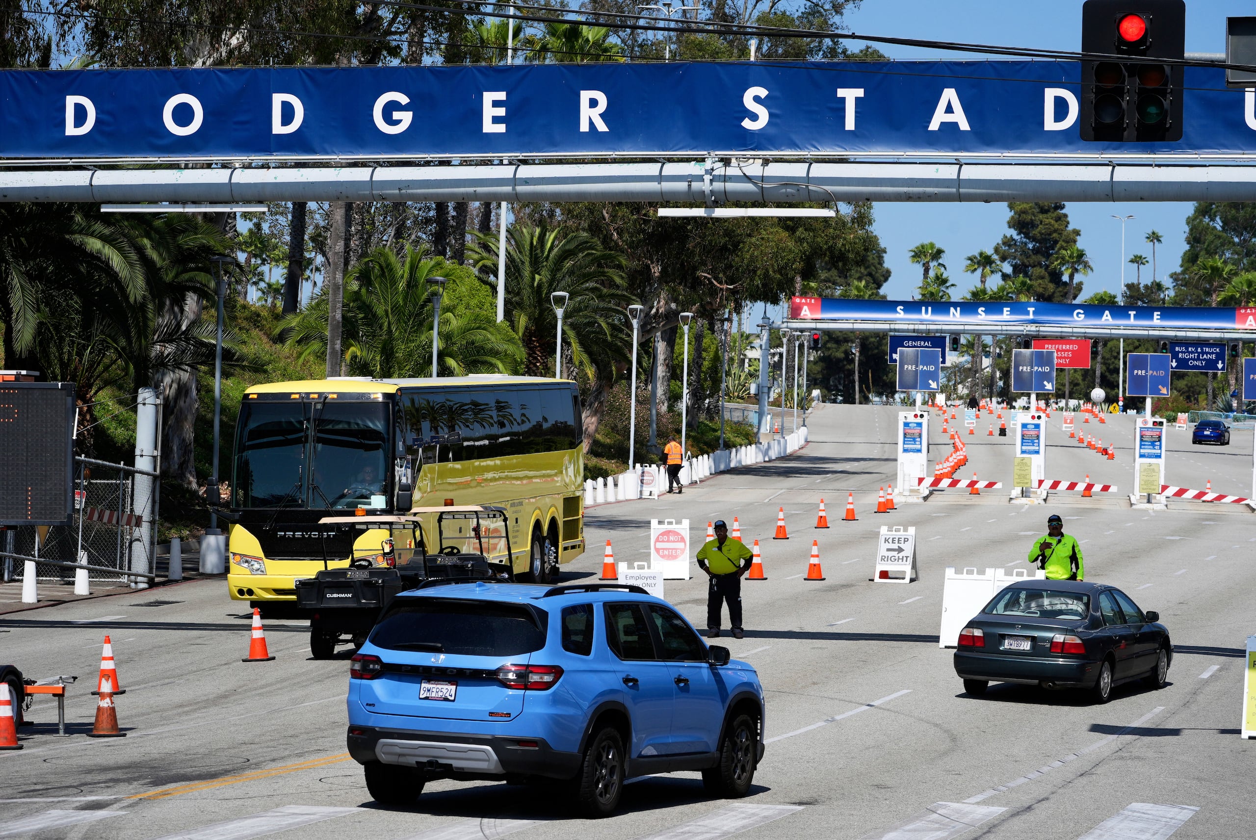 Los fanáticos llegan a un juego entre los Dodgers de Los Ángeles y los Nacionales de Washington, el viernes 20 de junio de 2025. (AP Foto/Damian Dovarganes)
