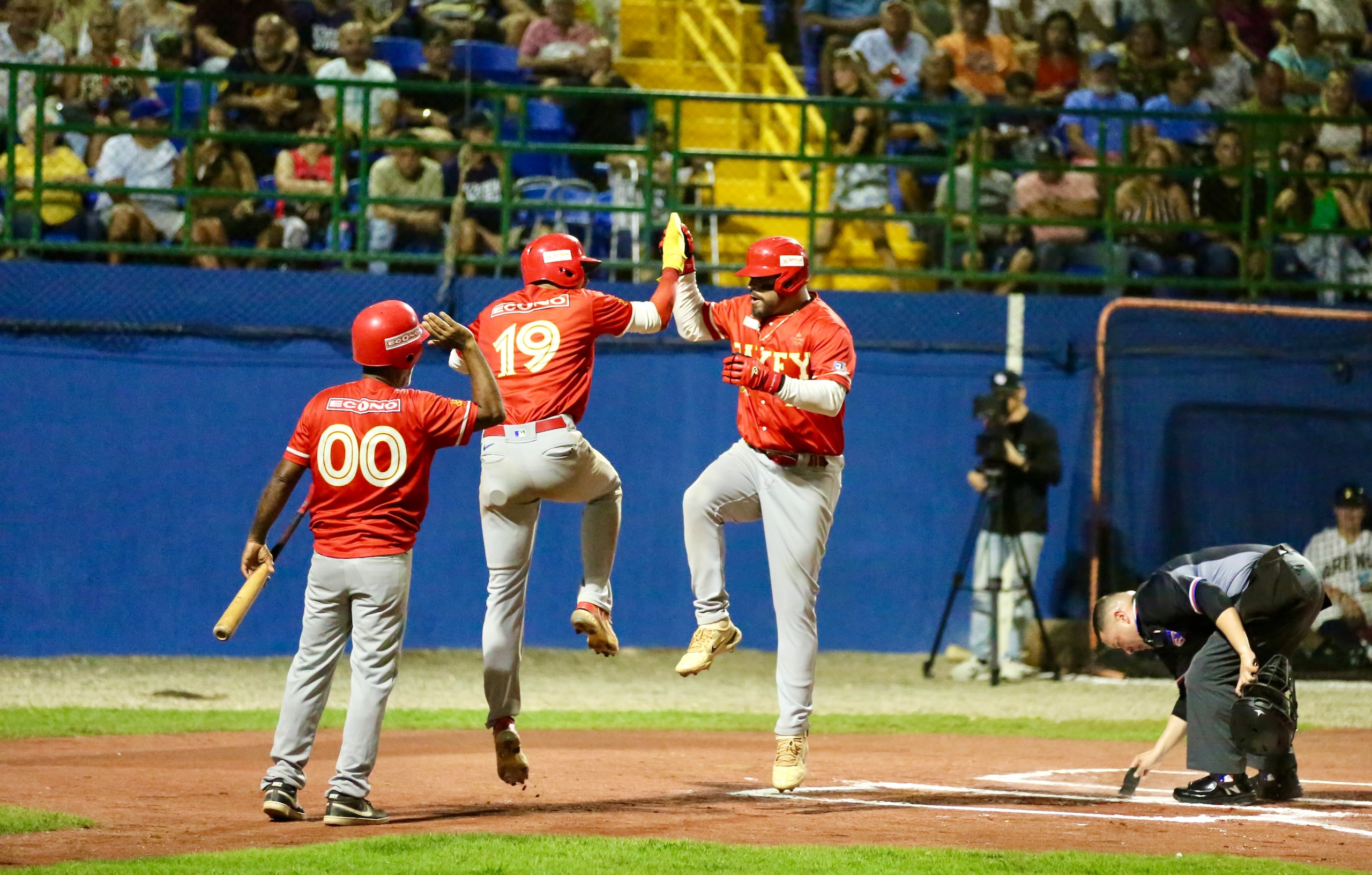 Kevin Luciano al pegar cuadrangular.
