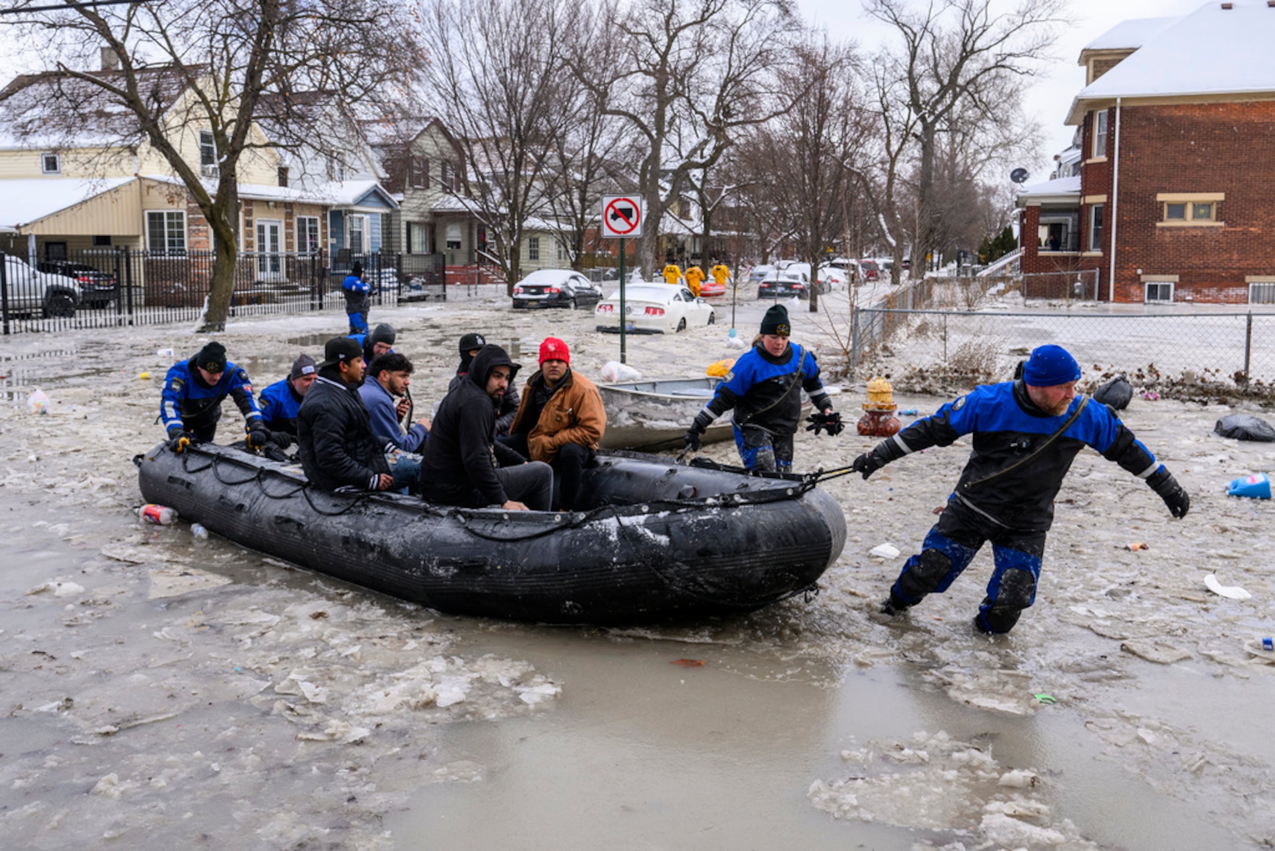 Miembros del Equipo de Buceo del Sureste de Michigan ponen a salvo a varias personas luego de que la ruptura de una tubería principal de agua provocó inundaciones masivas, el 17 de febrero de 2025, en Detroit.