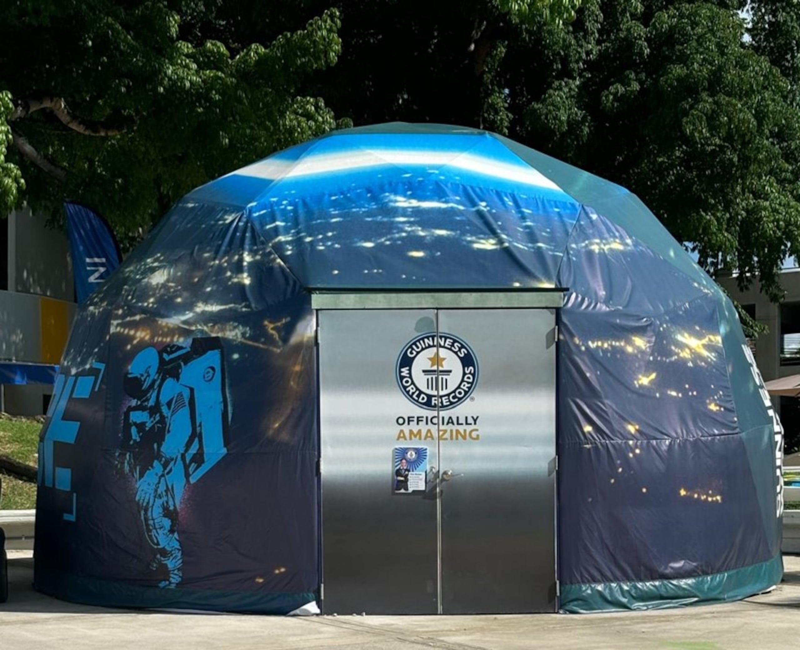 Los domos están divididos alrededor del parque y cuentan con una variedad de temas como el espacio, los dinosaurios, las obras maestras mecánicas, siglo XXI y el reino animal y Puerto Rico.