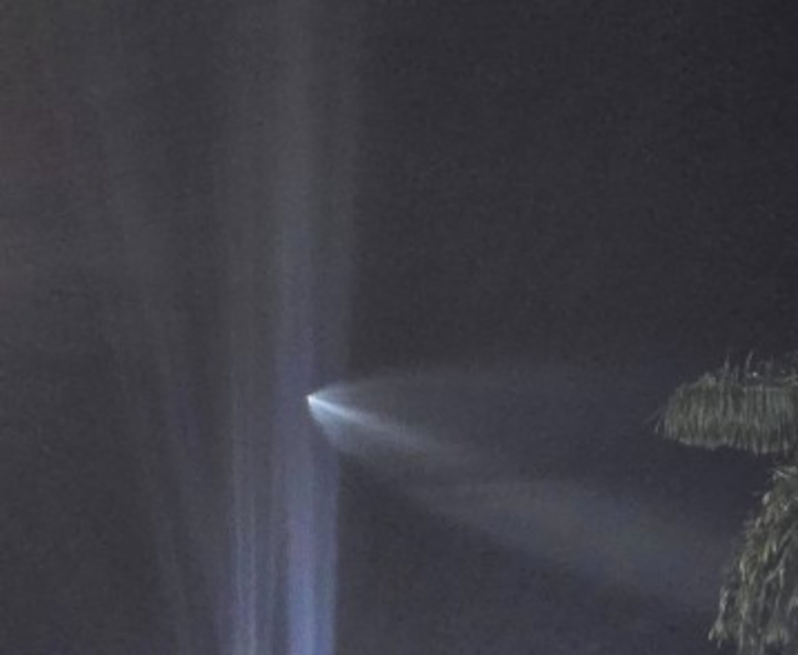 Durante el espectáculo visual, que duró apenas unos minutos, la nave pudo apreciarse como una enorme cabeza de flecha iluminada que surcó los cielos caribeños.