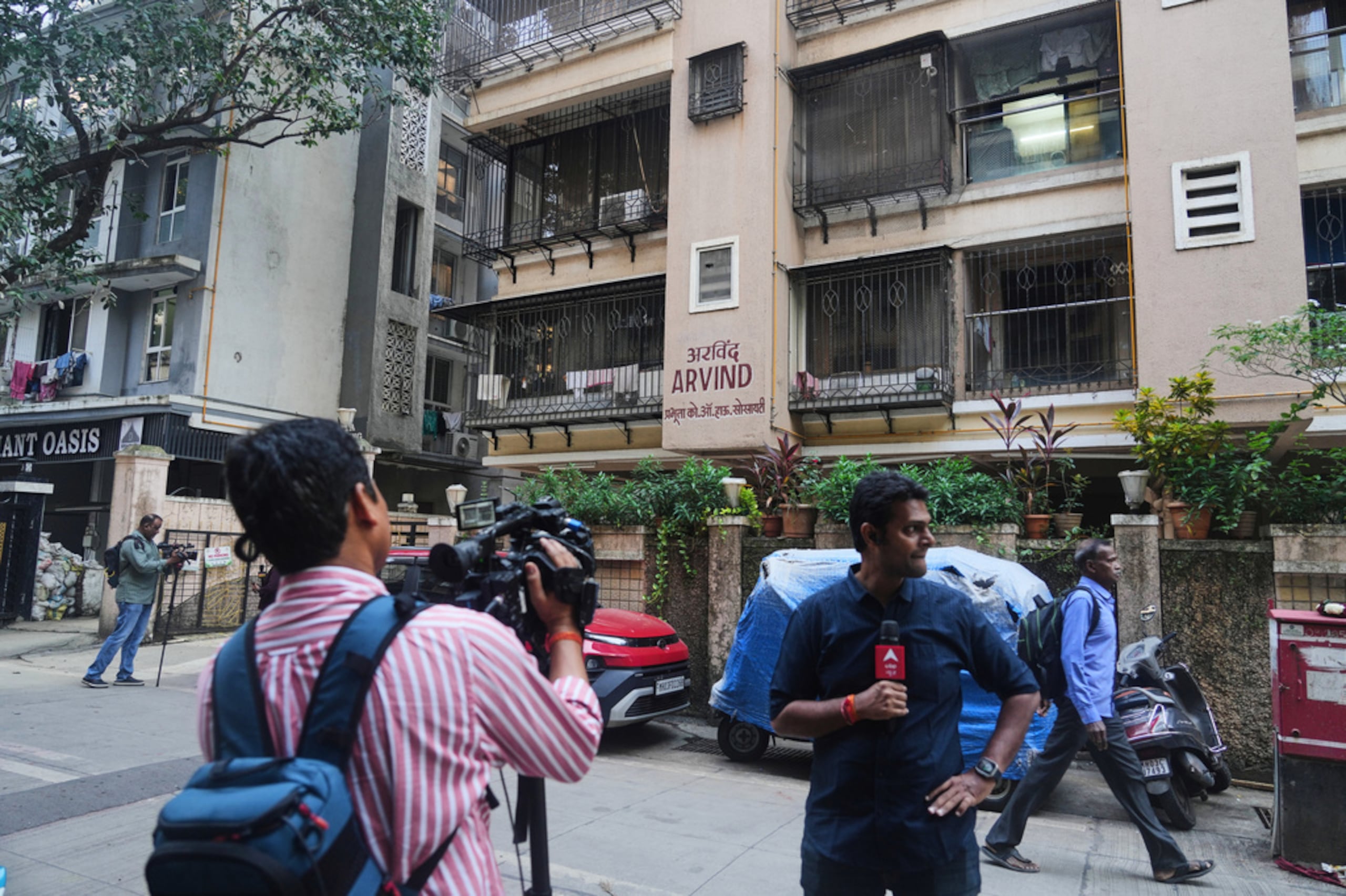 Reporteros, en el exterior del edificio donde vivieron familiares de Smit Machchhar, en Mumbai, India, el 1 de octubre de 2026.