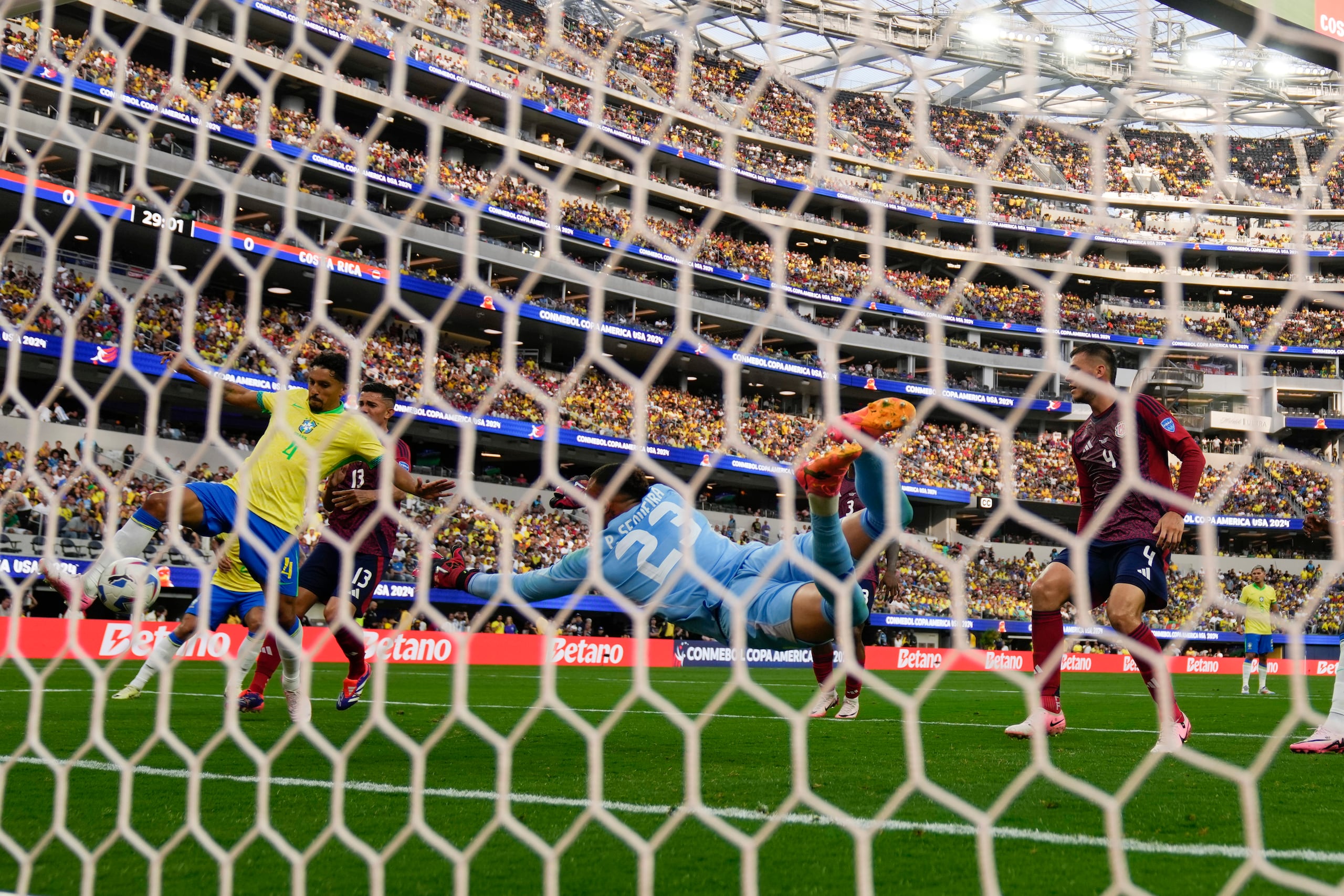 El brasileño Marquinhos anota un gol que después fue invalidado ante Costa Rica en el partido por el Grupo D de la Copa América el lunes 24 de junio en Inglewood, California. (AP Foto/Mark J. Terrill)