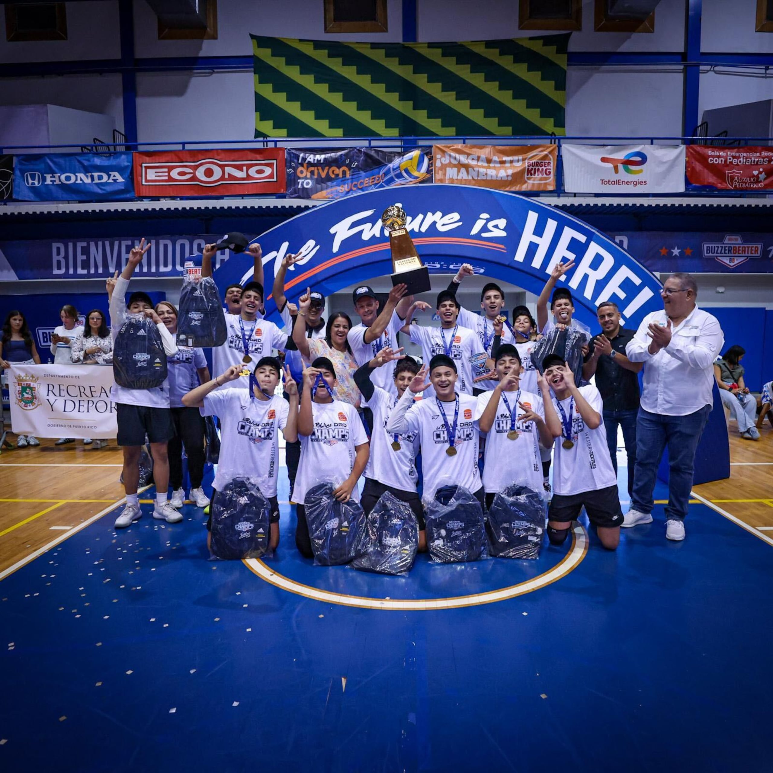 Los jugadores de la Escuela Superior Luis Muñoz Marín de Barranquitas levantan el trofeo del torneo "La Pública" de la Copa Buzzer Beater.