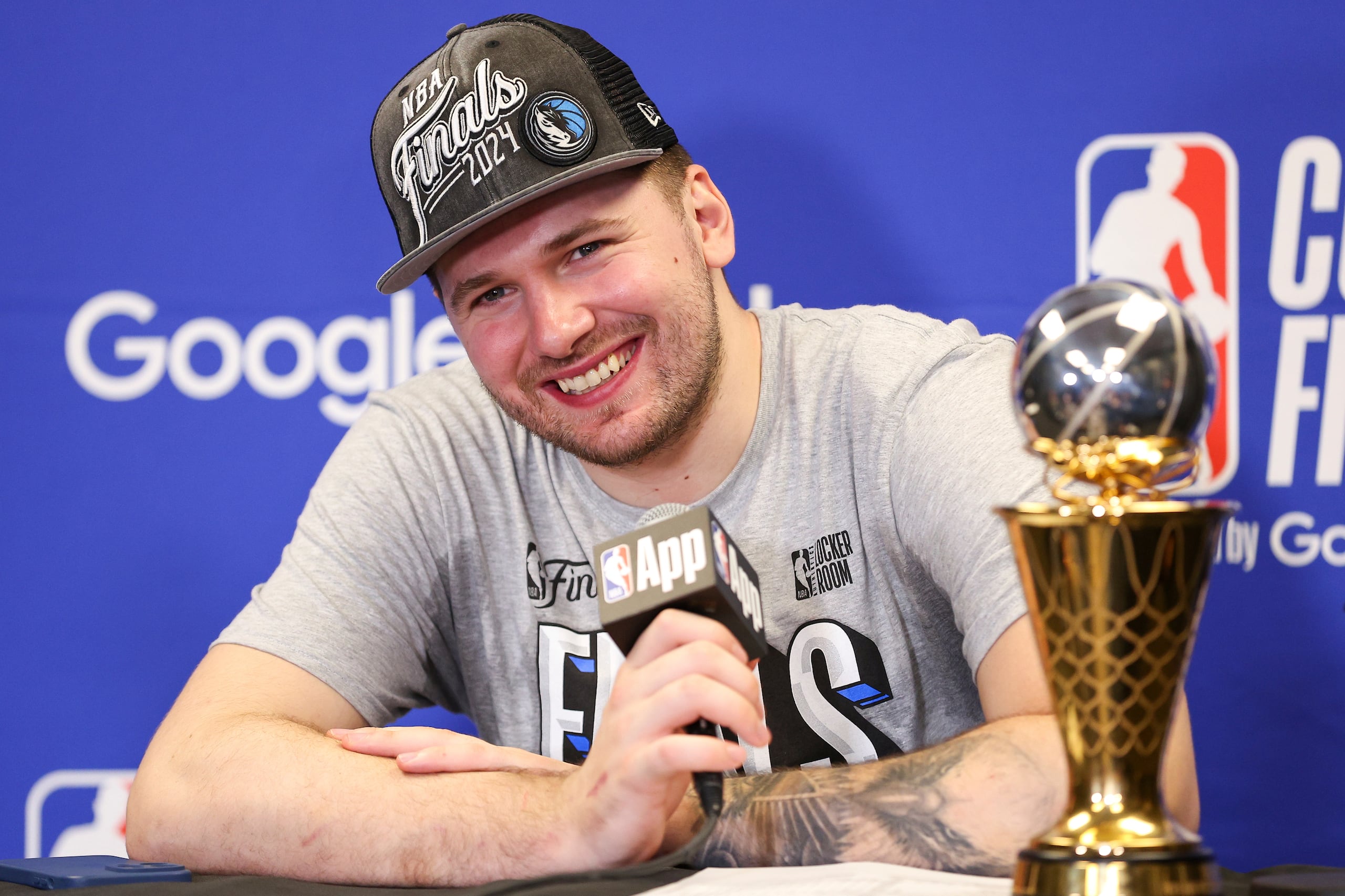 Luka Doncic, de los Mavericks de Dallas, sonríe en una conferencia de prensa, luego de asegurar el pase a las finales de la NBA.