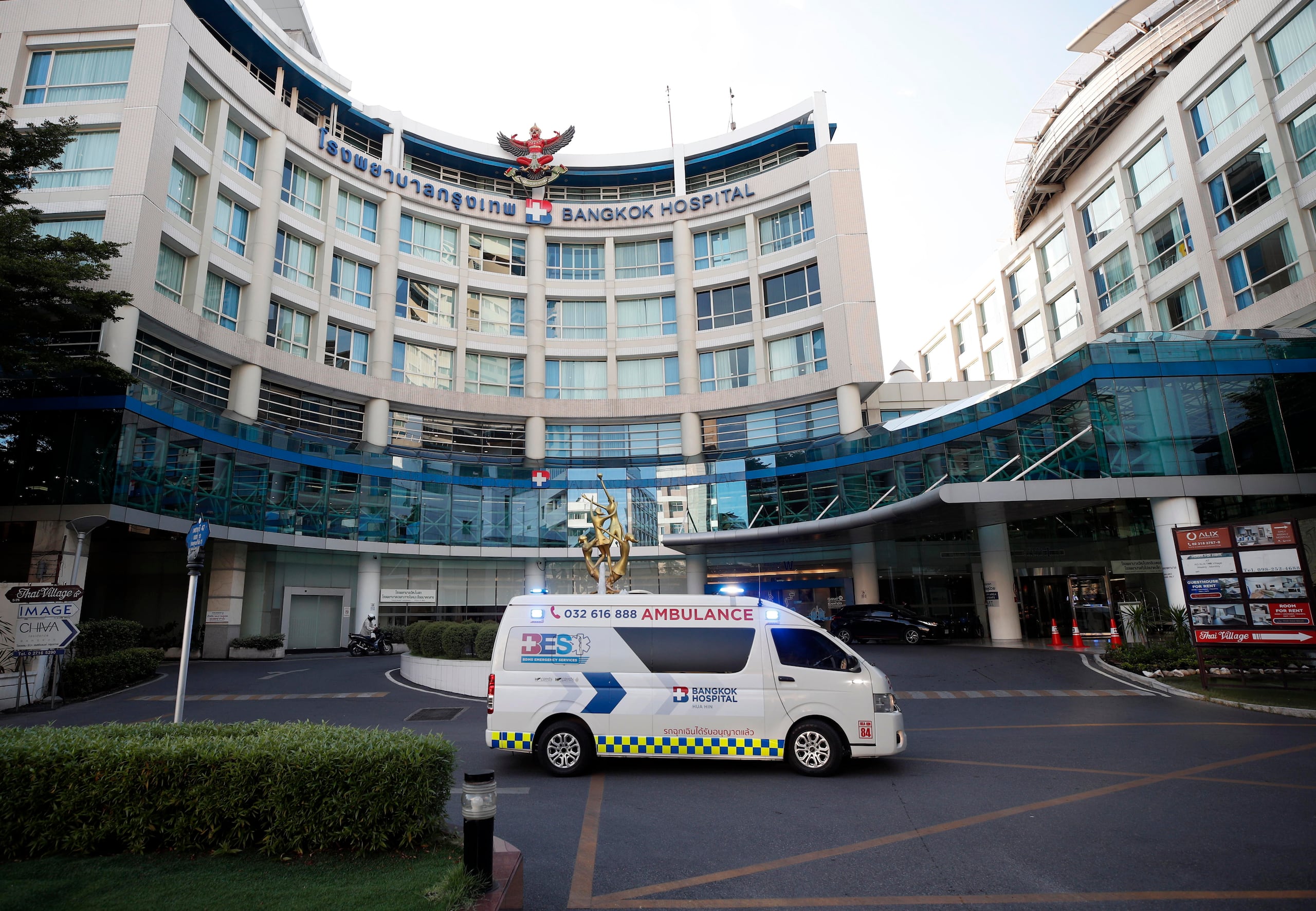 El hospital de Bangkok donde se encuentra ingresada una joven australiana intoxicada con metanol durante un viaje a Laos.
EFE/EPA/RUNGROJ YONGRIT