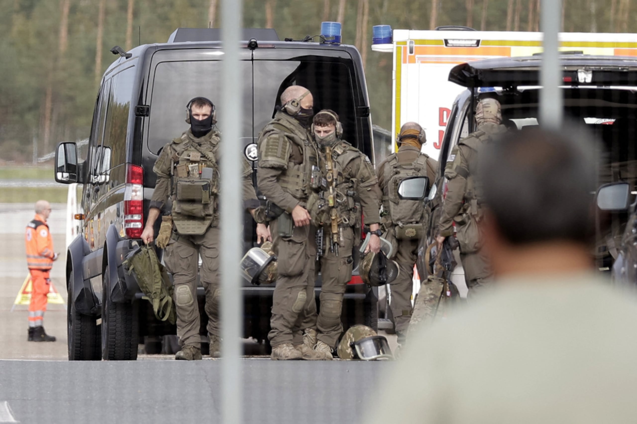 Miembros de una unidad de operaciones especiales de la Policía (SEK) se movilizan por los terrenos del aeropuerto de Núremberg, en Alemania, este martes.