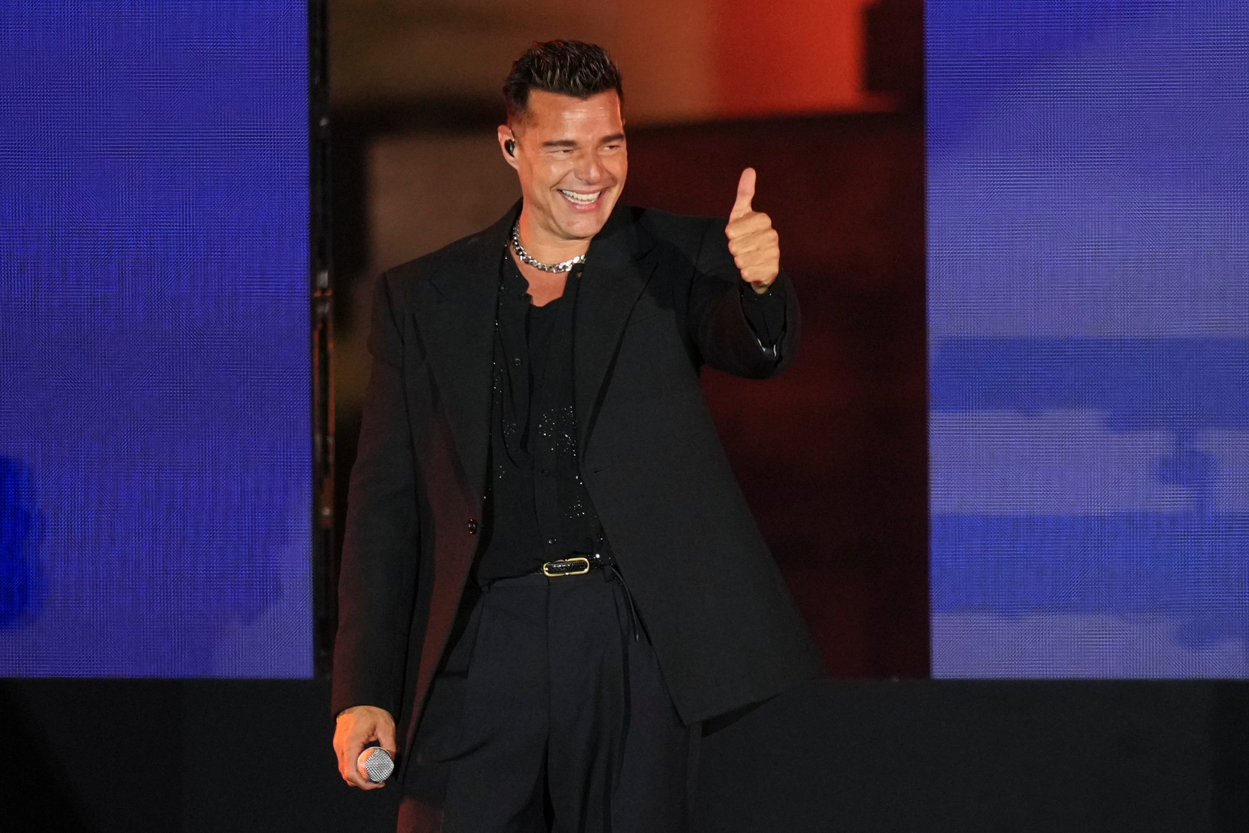 El intérprete durante su participación en los predios de las famosas escaleras del Museo de Arte de Filadelfia