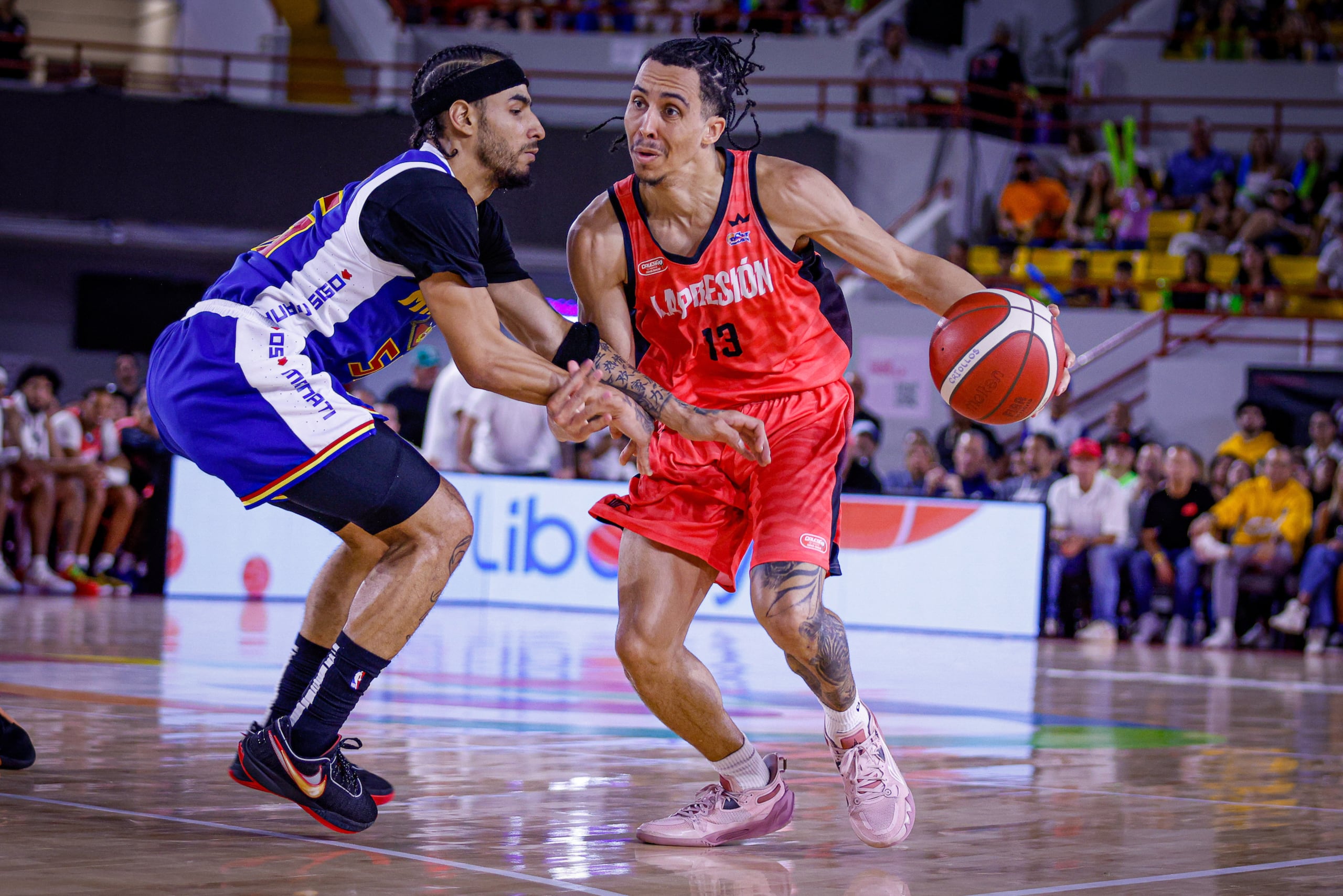 Travis Trice, de los Criollos de Caguas, y Jhivvan Jackson, de los Osos de Manatí.