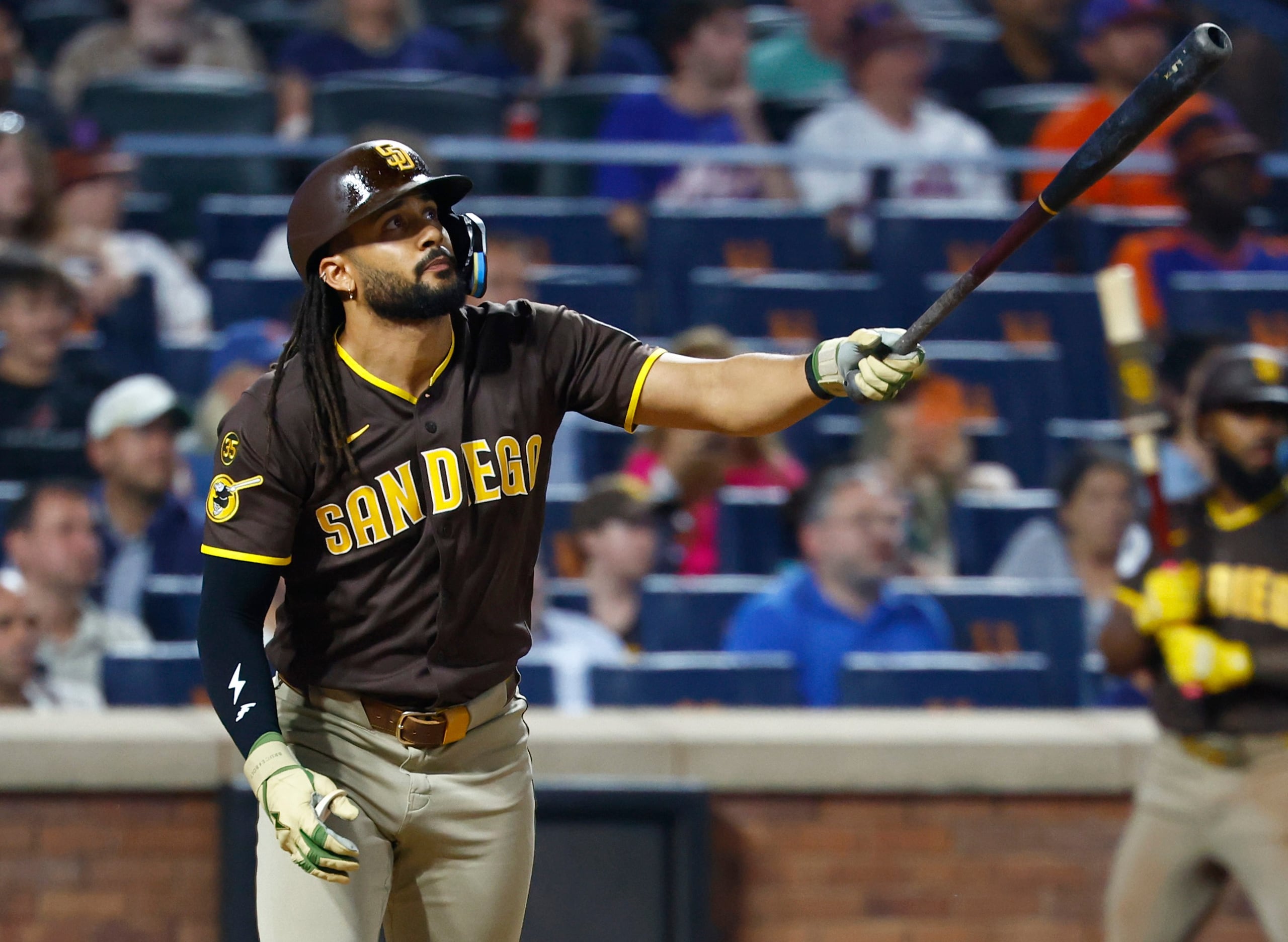 Fernando Tatis Jr. observa su cuadrangular de dos carreras en la quinta entrada contra los Mets.