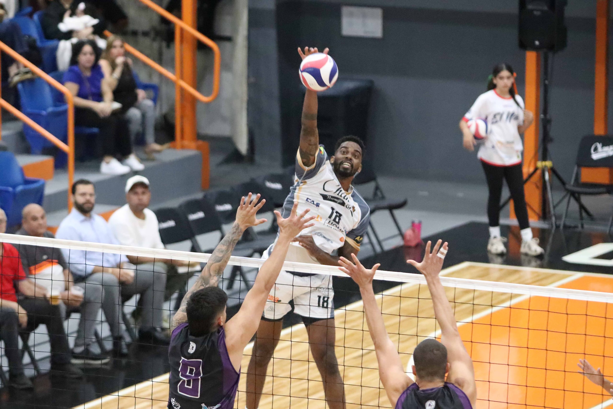 El cubano Félix Chapman realiza un ataque por los Changos de Naranjito.