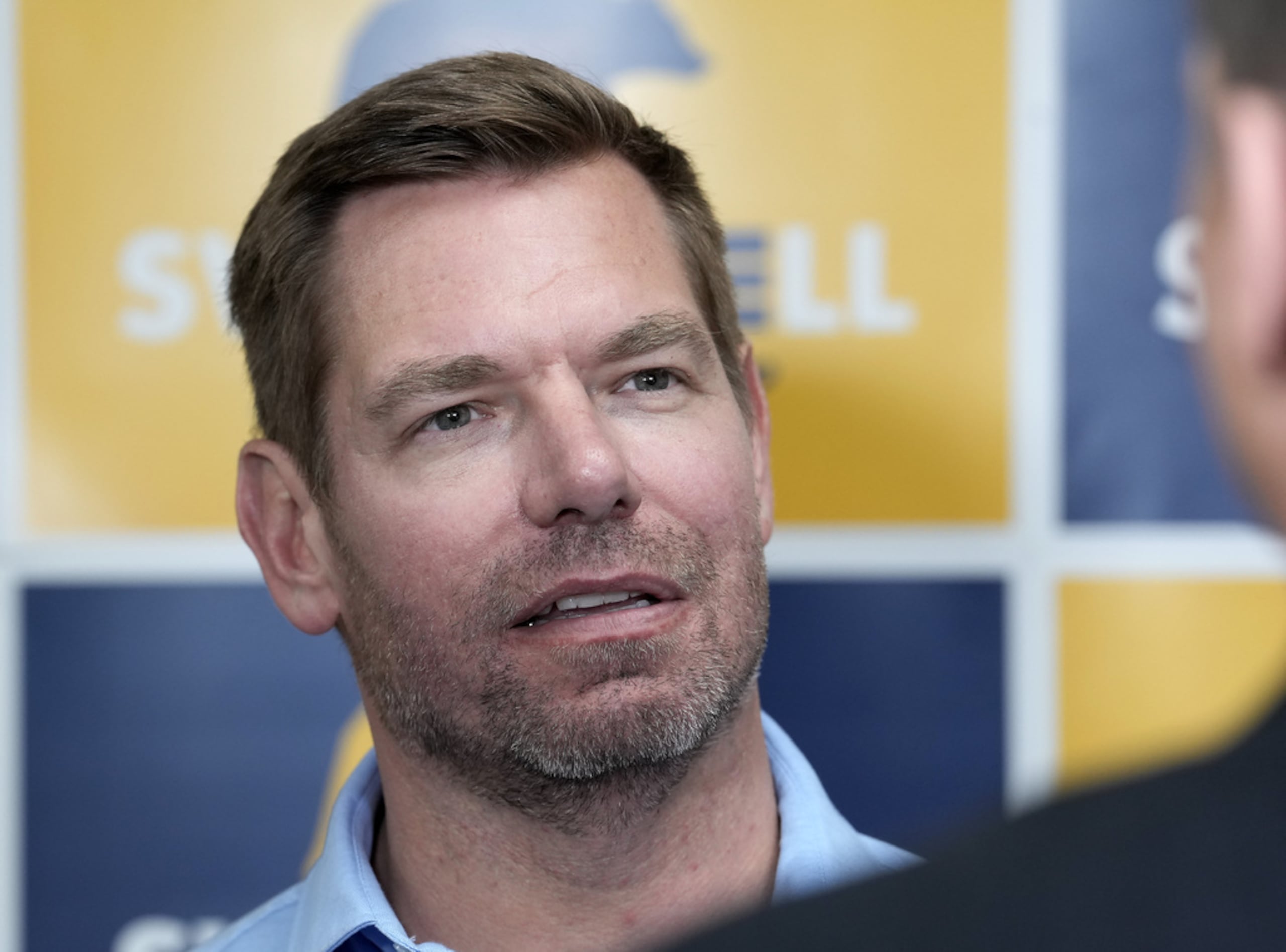 El candidato a la gobernación de California, el representante Eric Swalwell, demócrata por California, habla con reporteros después de celebrar una reunión comunitaria en Sacramento, California, el 7 de abril de 2026.