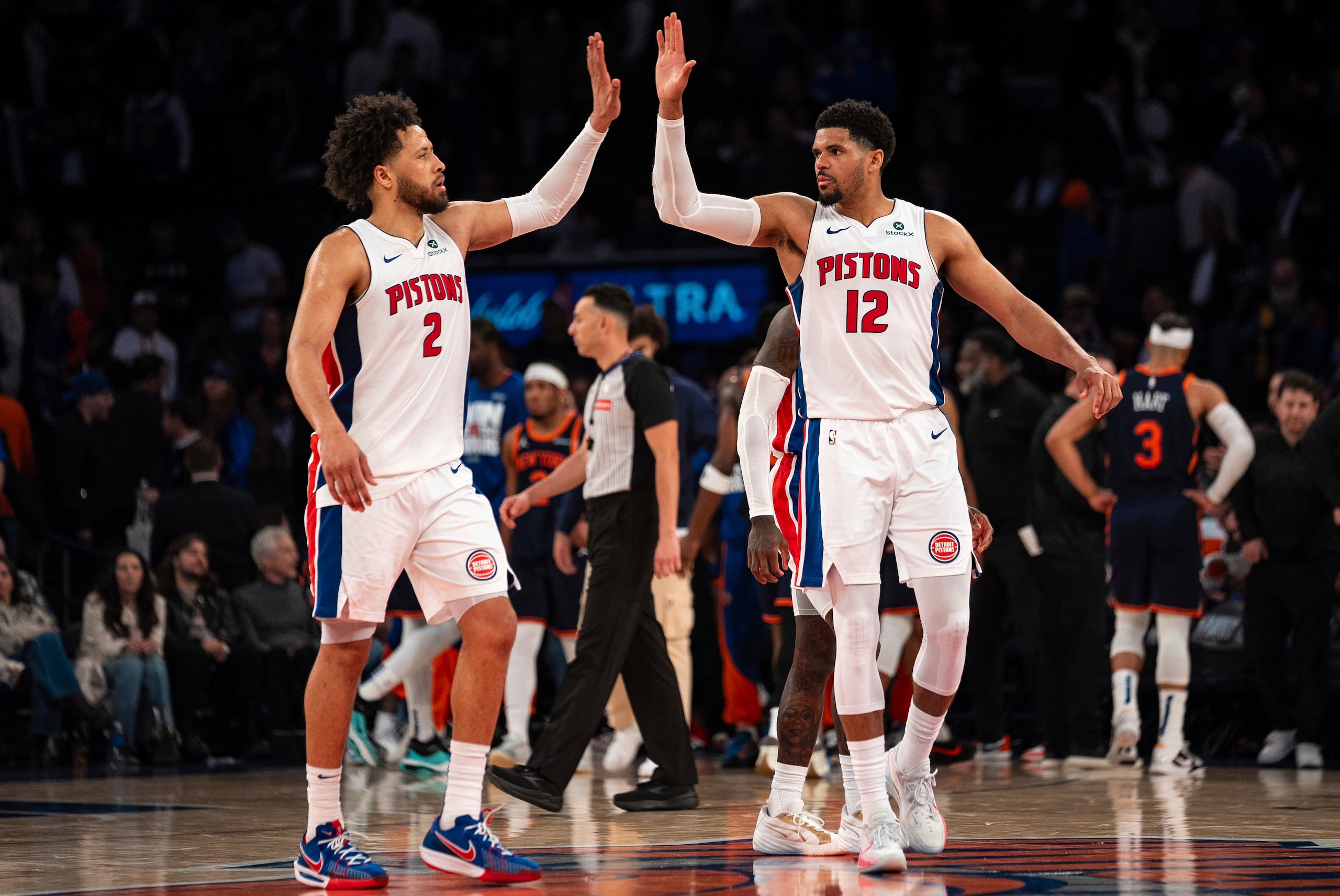 Cade Cunningham (2) y Tobias Harris (12), de los Pistons de Detroit, chocan las manos al final del segundo juego de la serie de primera ronda de los playoffs del baloncesto de la NBA frente a los Knicks de Nueva York, el lunes 21 de abril de 2025, en Nueva York. (AP Foto/Angelina Katsanis)