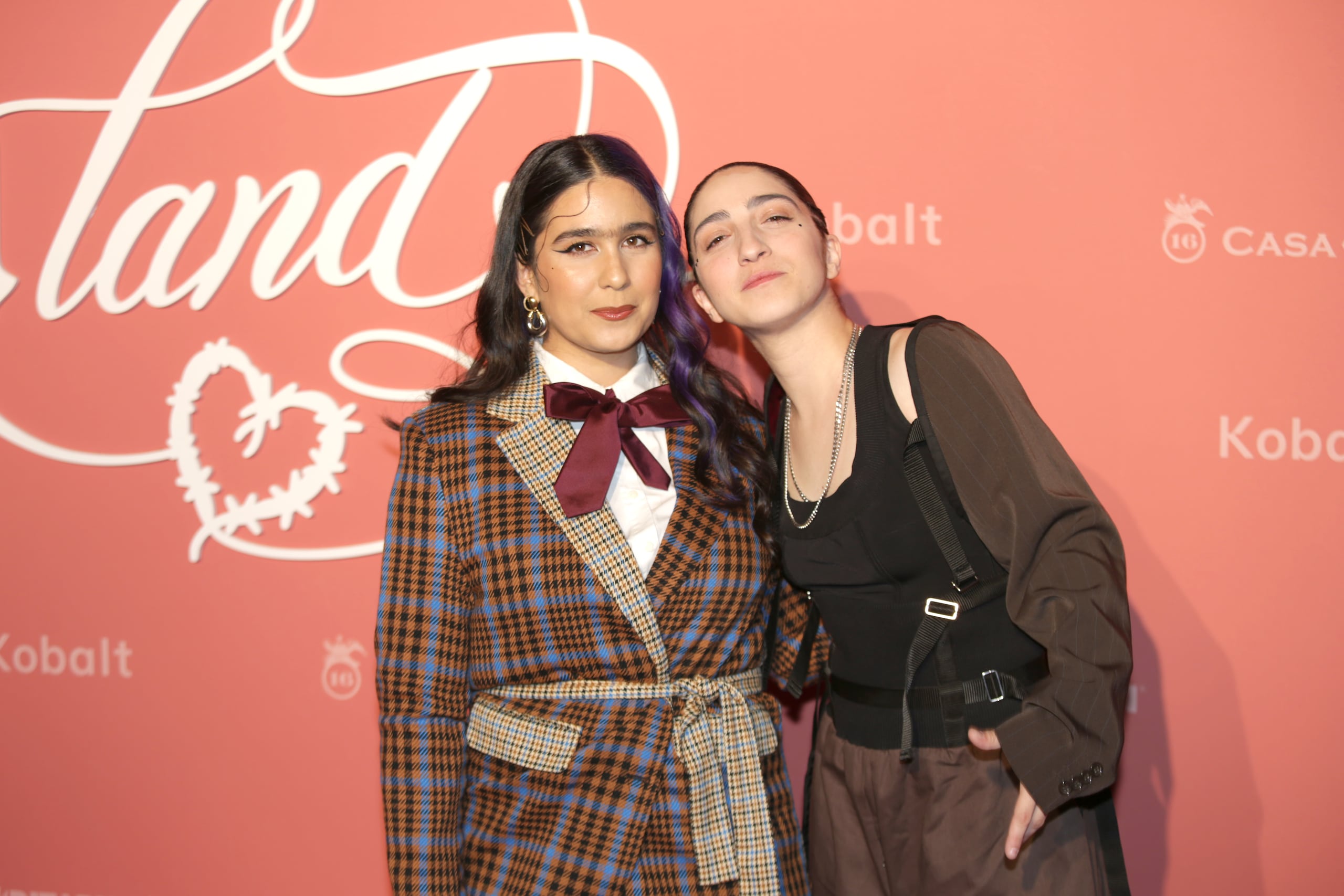 Fotografía de archivo de la cantante Emily Estefan (d) y su pareja Gemeny Hernández (i) posando en la alfombra de la gala benéfica de la Fundación Con Cora en Miami (EFE/Marlon Pacheco)