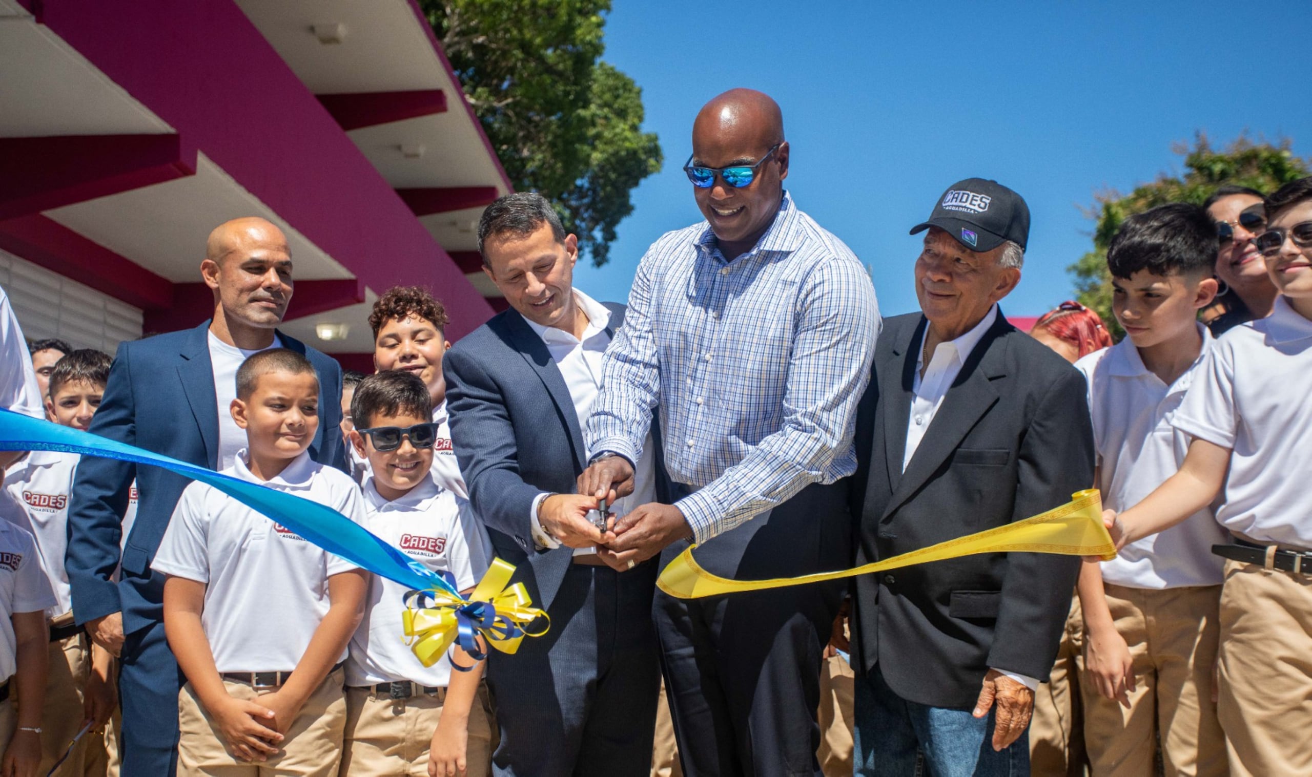El expelotero Carlos Delgado durante la inauguración de la escuela.
