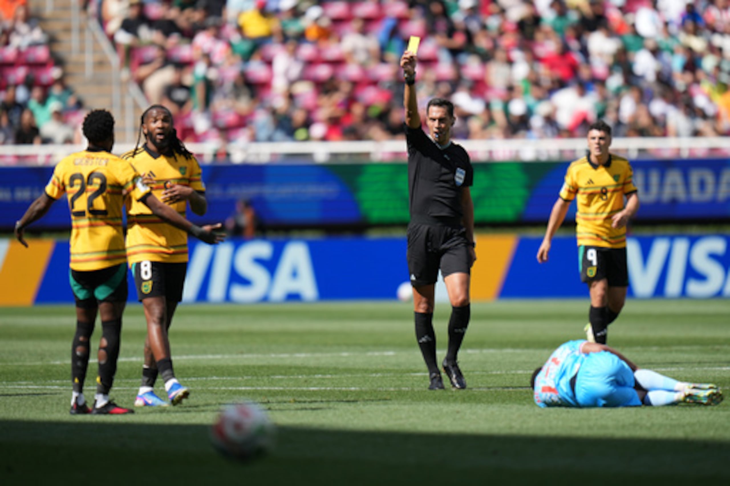 El árbitro Facundo Tello amonesta al jamaicano Ronaldo Webster (22) durante el repechaje de la Copa Mundial contra la República Democrática del Congo, el martes 31 de marzo de 2026 en Guadalajara, México. (AP Foto/Eduardo Verdugo)