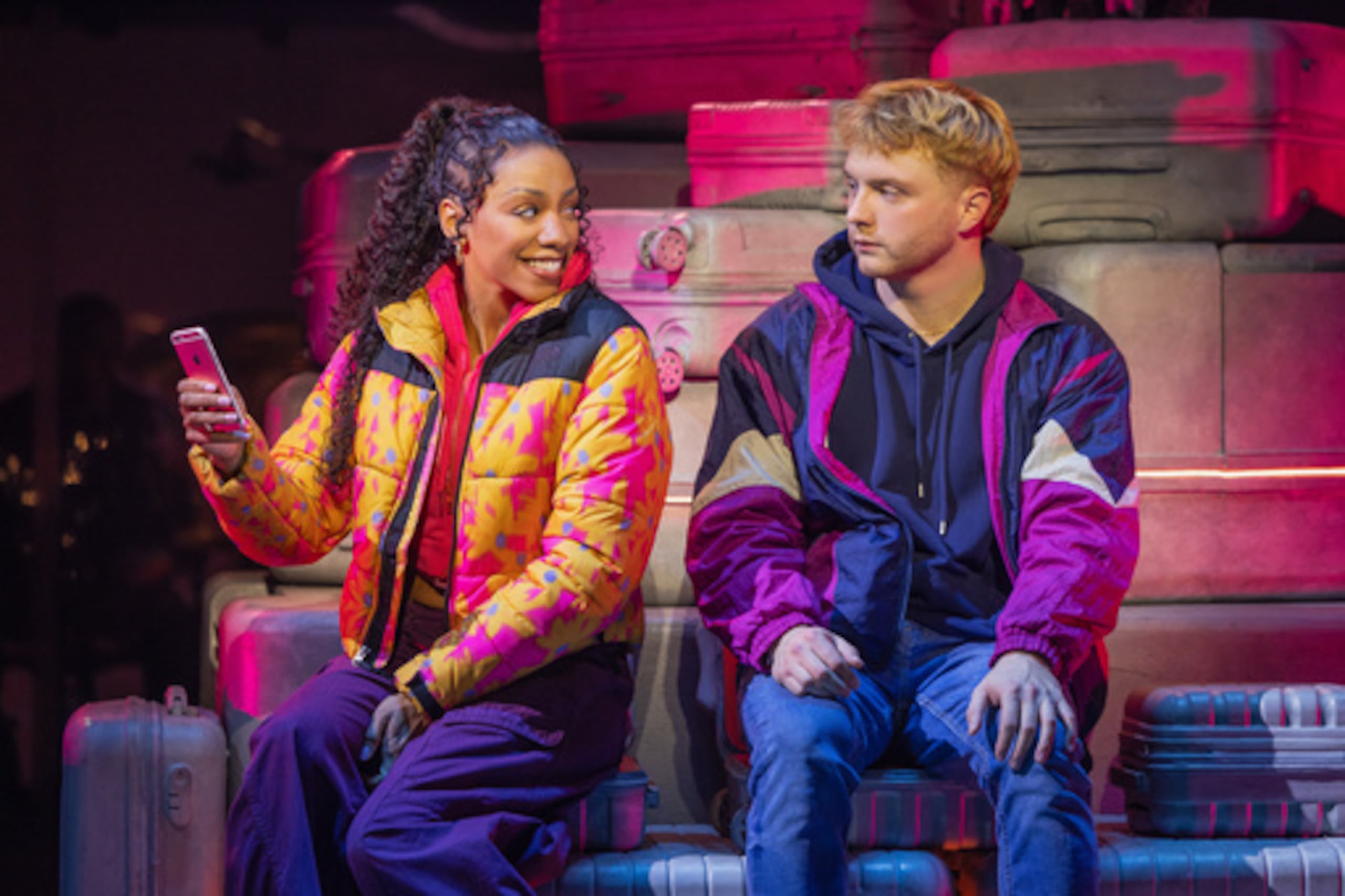 Christiani Pitts, a la izquierda, y Sam Tutty aparecen durante una representación de "Two Strangers" en Nueva York el 31 de octubre de 2025. (Matthew Murphy vía AP)