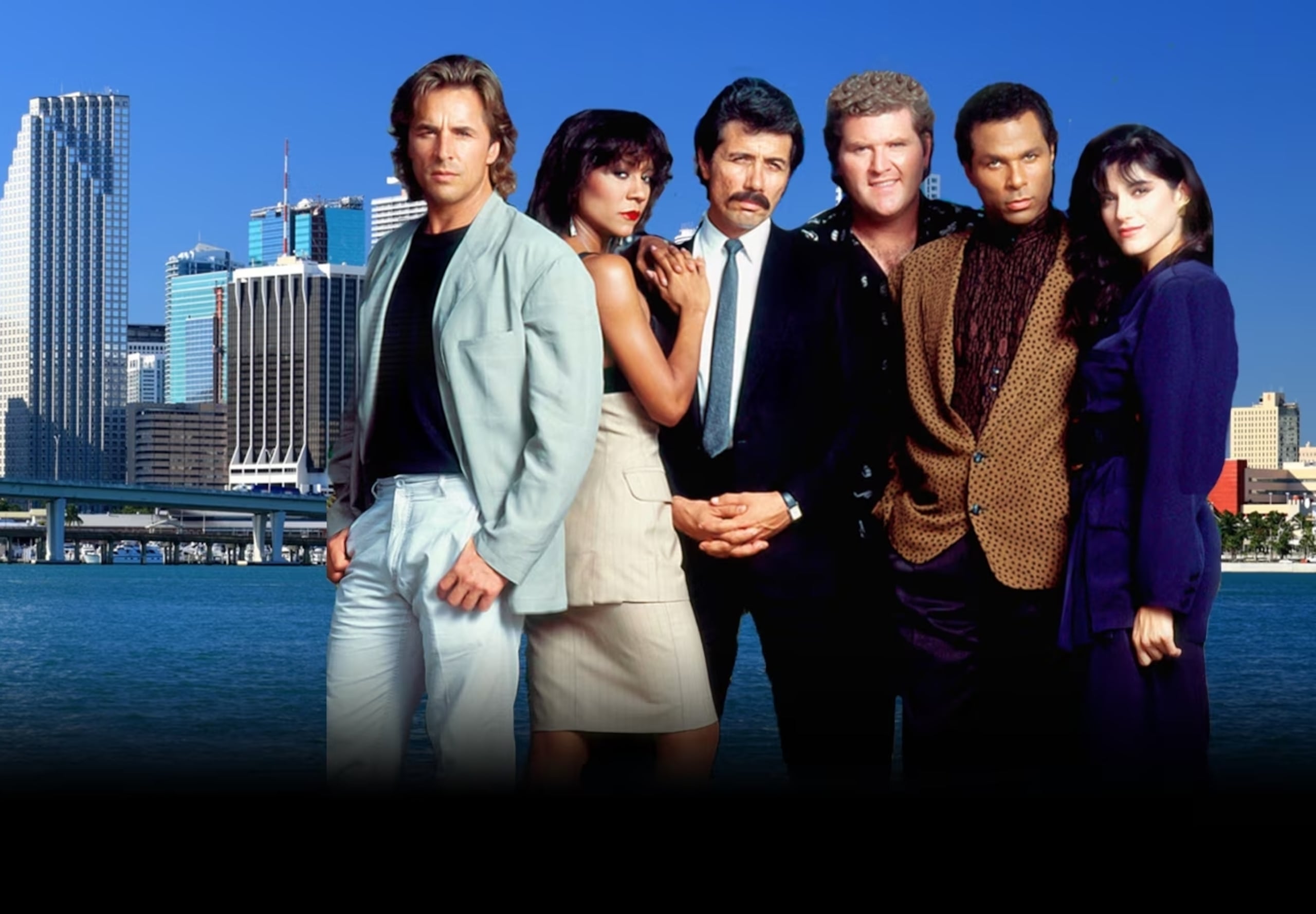 En la serie, en la que se entremezclan el glamour y la decadencia propias del Miami de los años ochenta, la prostitución y el tráfico de cocaína, 'Sonny Crockett' era encarnado por Don Johnson y 'Rico Tubbs' por Philip Michael Thomas.