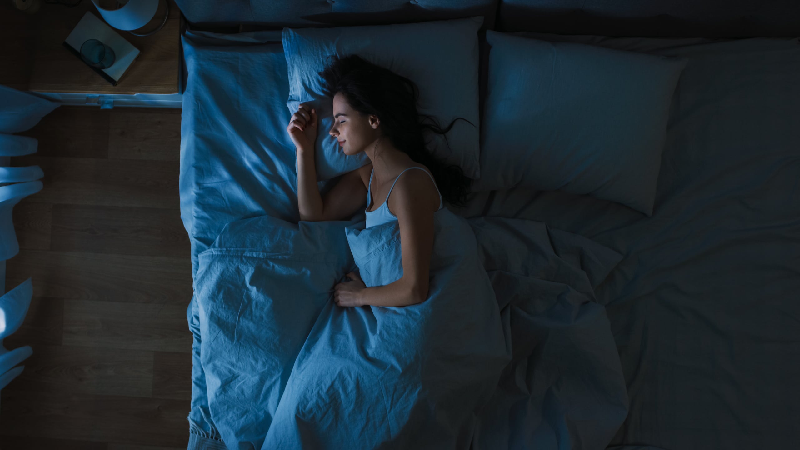 Mujer en una cama durmiendo.