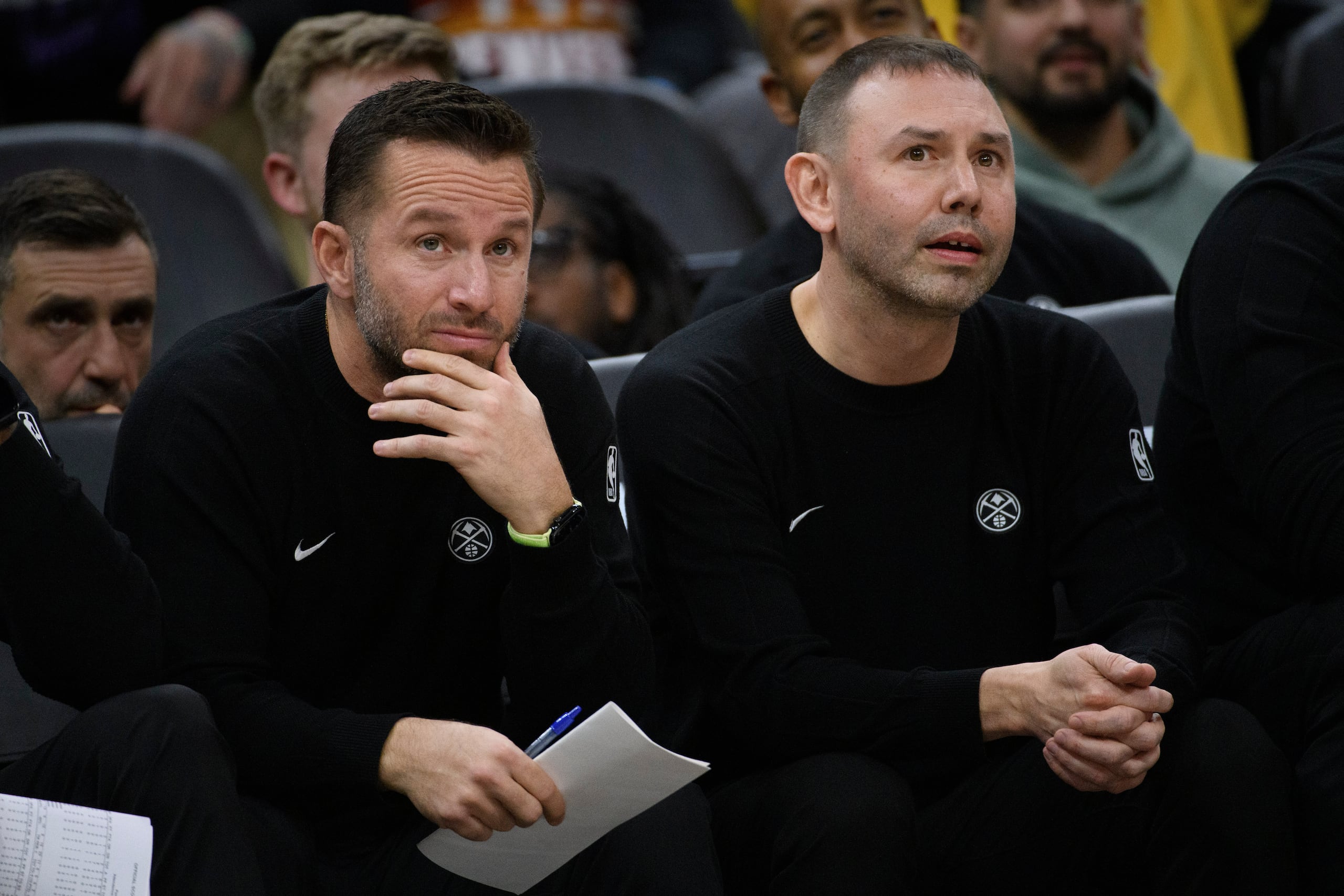 José Juan Barea junto al dirigente de los Nuggets de Denver, David Adelman, en un juego de la temporada 2025-26 de la NBA.
